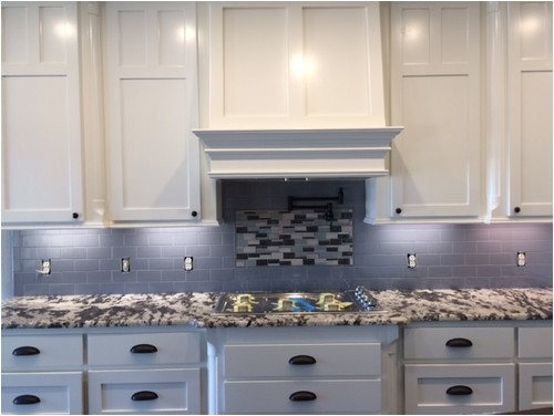 backsplash help alaska white granite off white cabinets