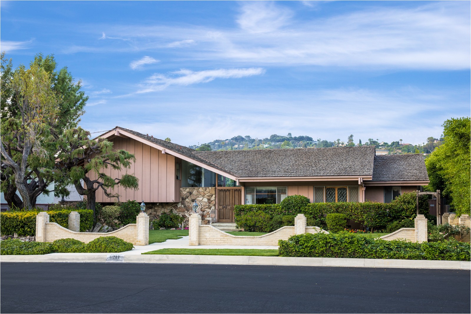 the brady bunch house brings on nostalgia as it hits the studio city market architect magazine sales