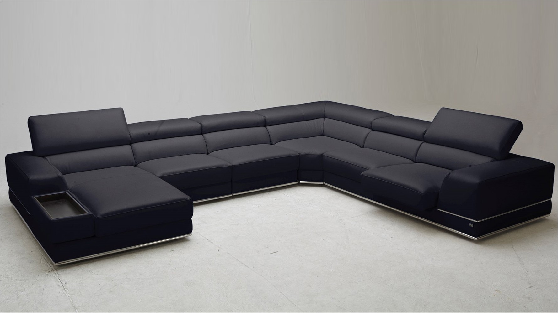 wynn sectional black