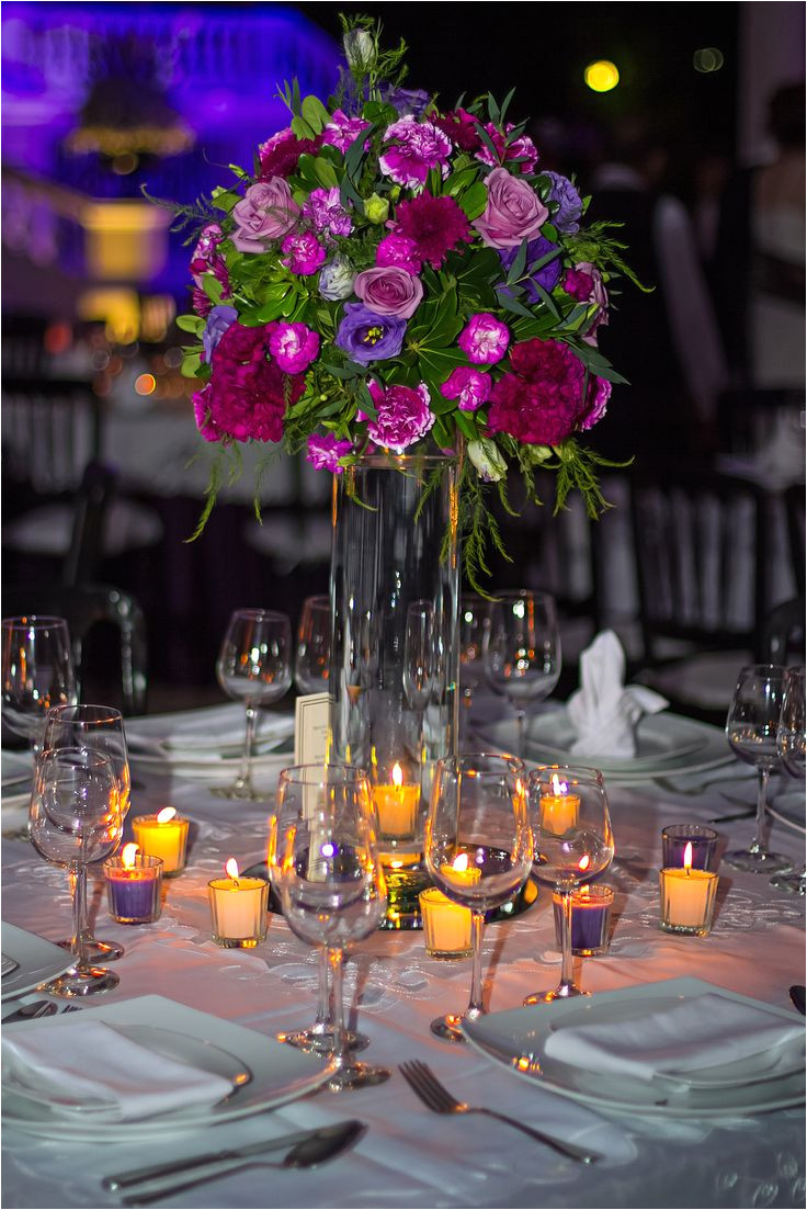centro de mesa boda flor morada cilindro de cristal en base de espejo redondo con