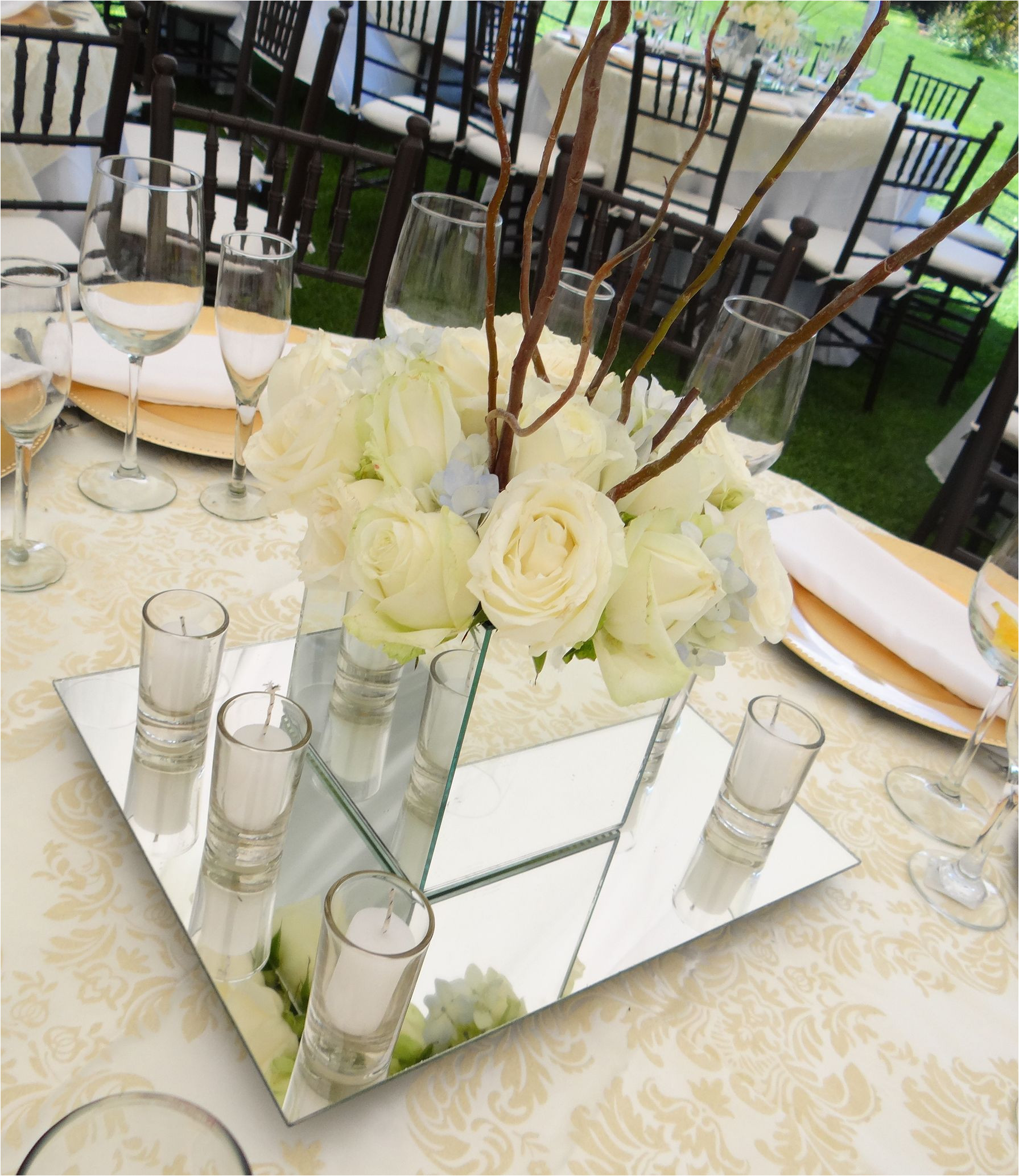 centro de mesa rosas elegante centro de mesa de rosas sobre una base de espejos y acompaa ado por seis velas en vaso de cristal caractera sticas elegante