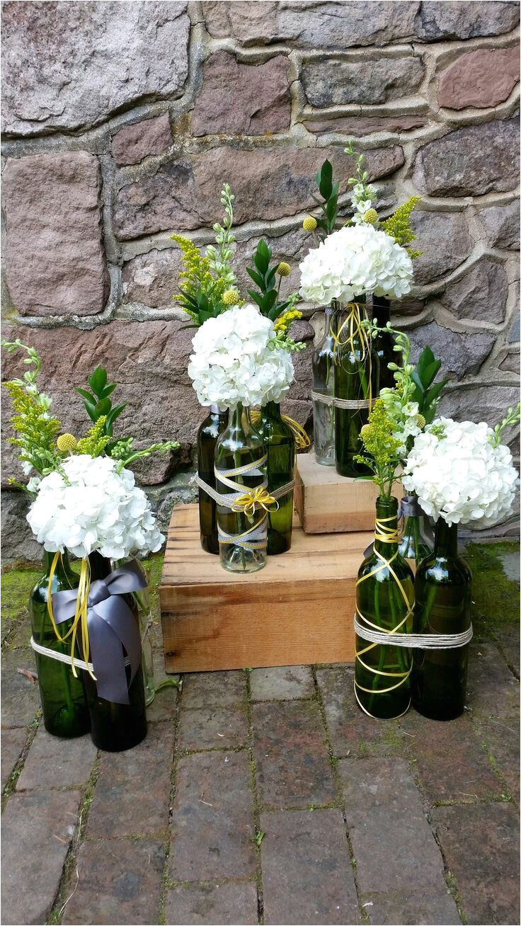 reutiliza botellas de vidrio de vino o cerveza para crear hermosos centros de mesa dignos de una ocasia n especial puedes pintarlas o deja