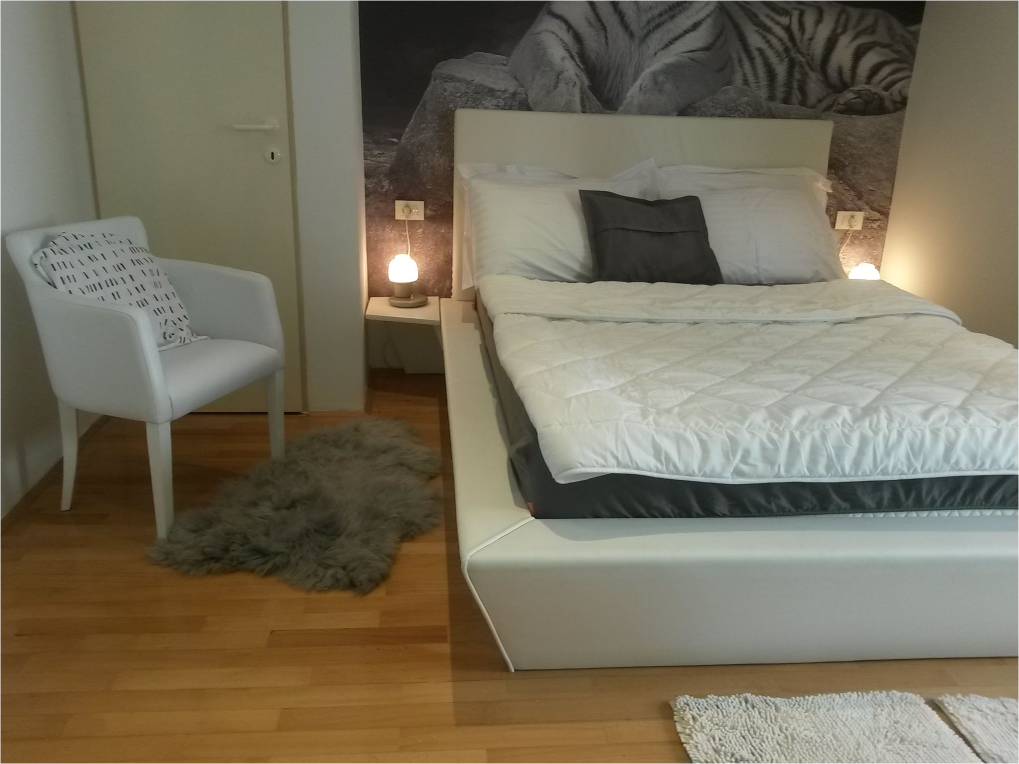 apartman je udaljen 200 m od plaze ima 2 sobe 2 kupatila malu