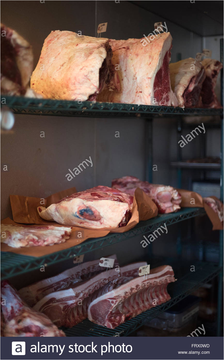 groa e fleischstucke im butcher shop kuhlschrank stockbild