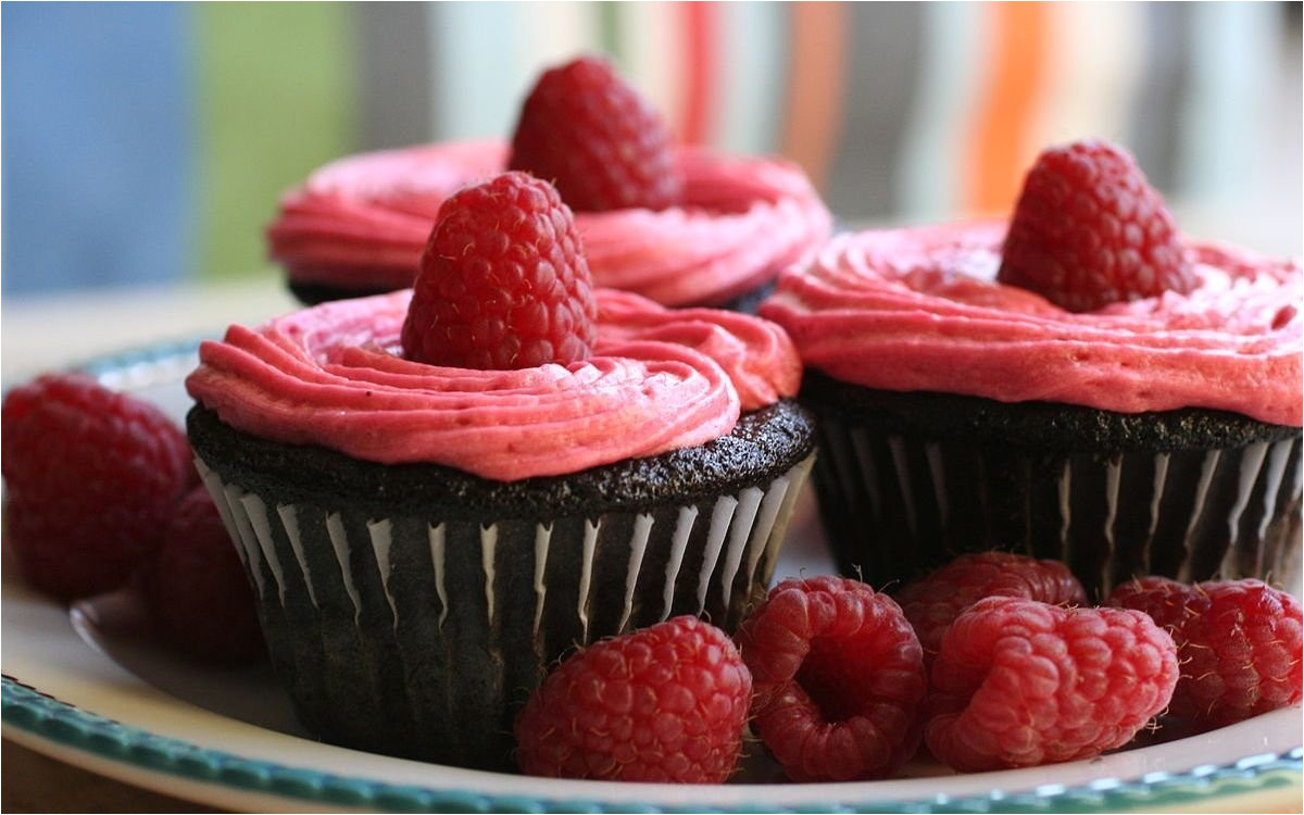 schokoladen cupcakes mit himbeer buttercreme muffins tortchen geback sua igkeiten