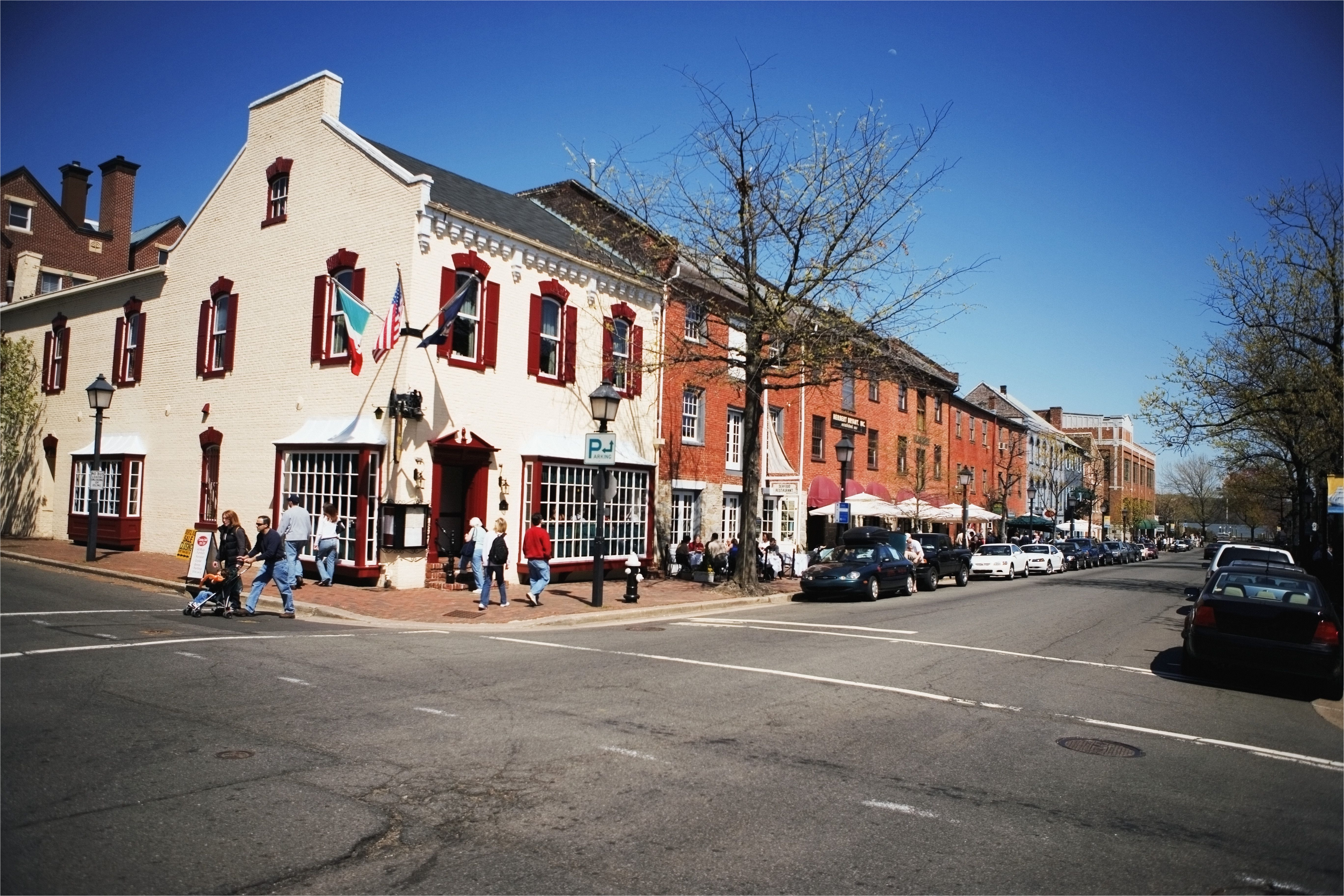 building along the street old town alexandria virginia usa 56808656 5c33a3024cedfd0001ac3048 jpg