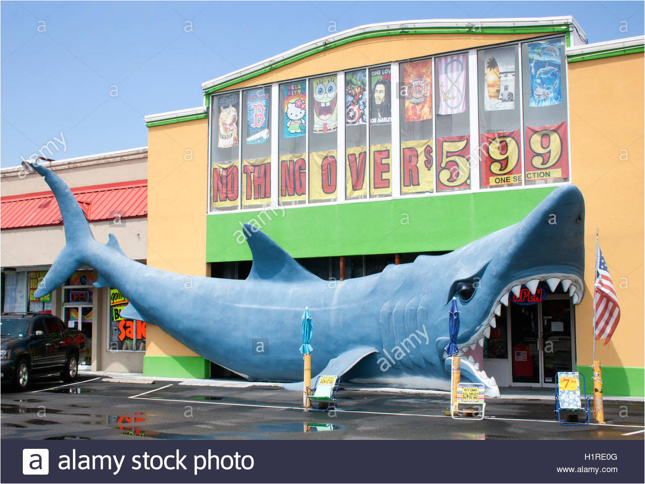 riesiger hai eingang in einem geschaft im myrtle beach south carolina stockbild