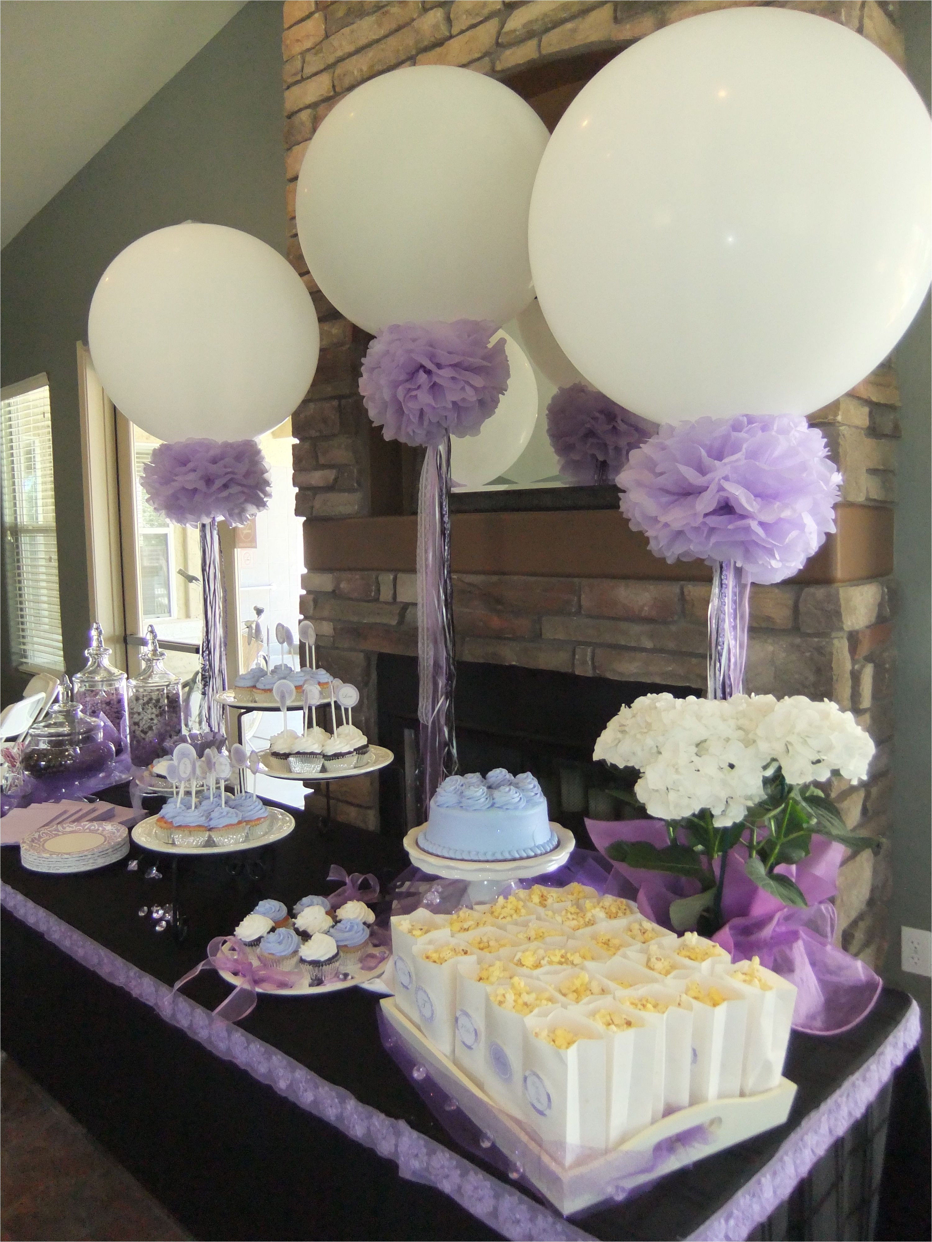 globos de 36 decorados con pompones como fondo de decoracia n de mesa de postres mesadepostres