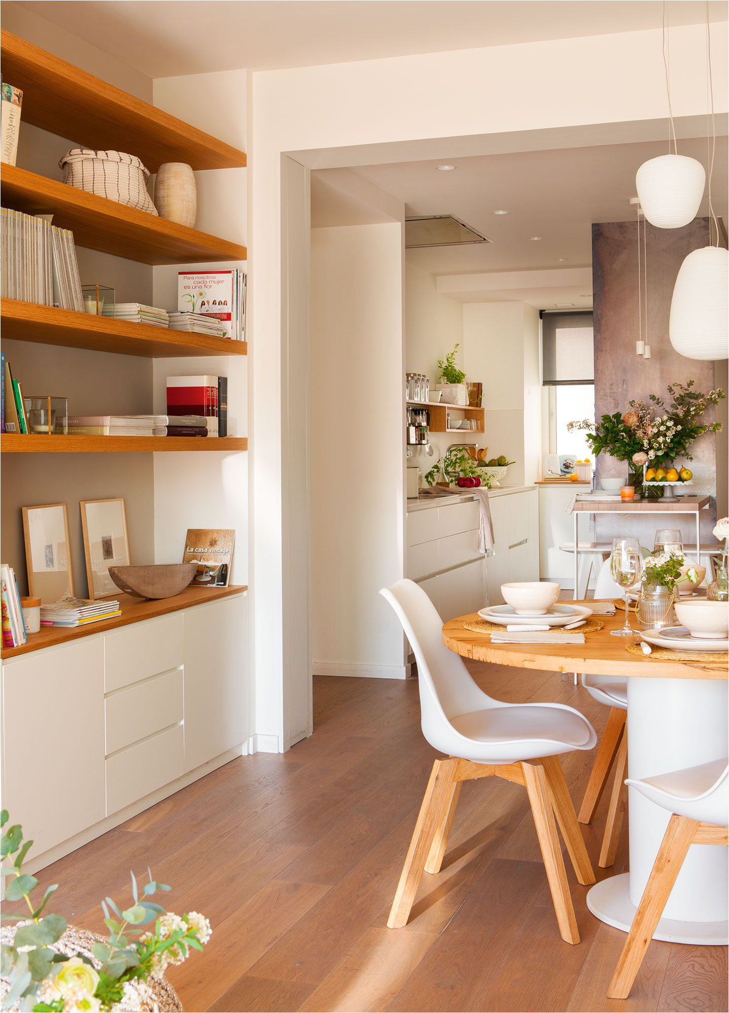 sala n con comedor mueble a medida con zona de librera a y mesa con sobre de roble reciclado de antiguas cubas de vino disea o de vivestudio