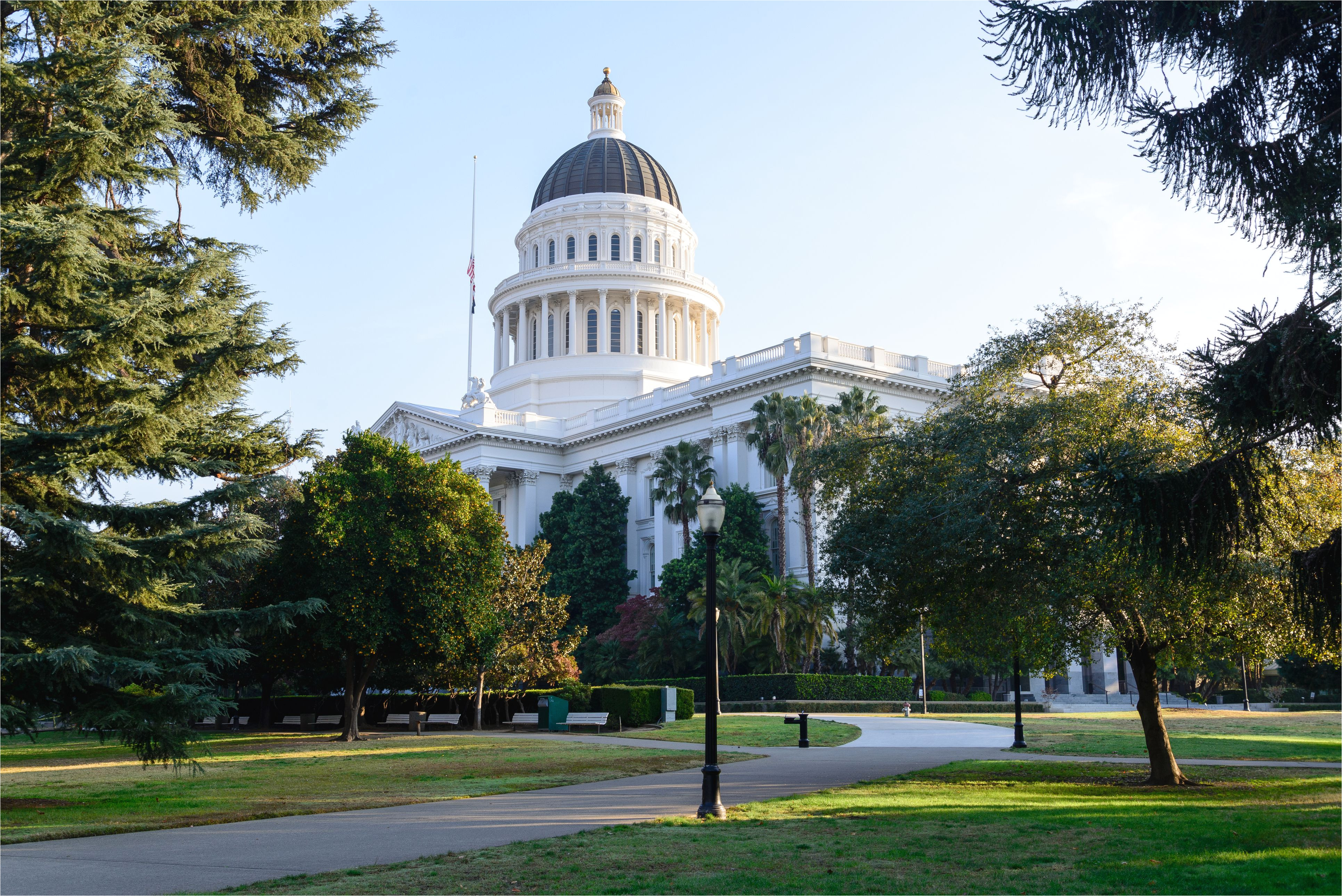 the state capital building in sacramento