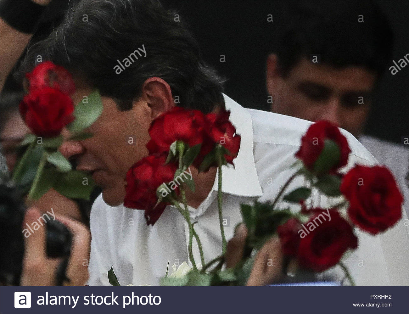 brasilianische prasidentschaftskandidat der arbeiterpartei fernando haddad gibt weg blumen an der favela de mare in