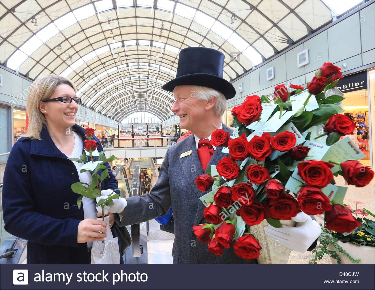 ritter der rose rolf schrader verschenkt rosen an weibliche passanten am internationalen frauentag in magdeburg