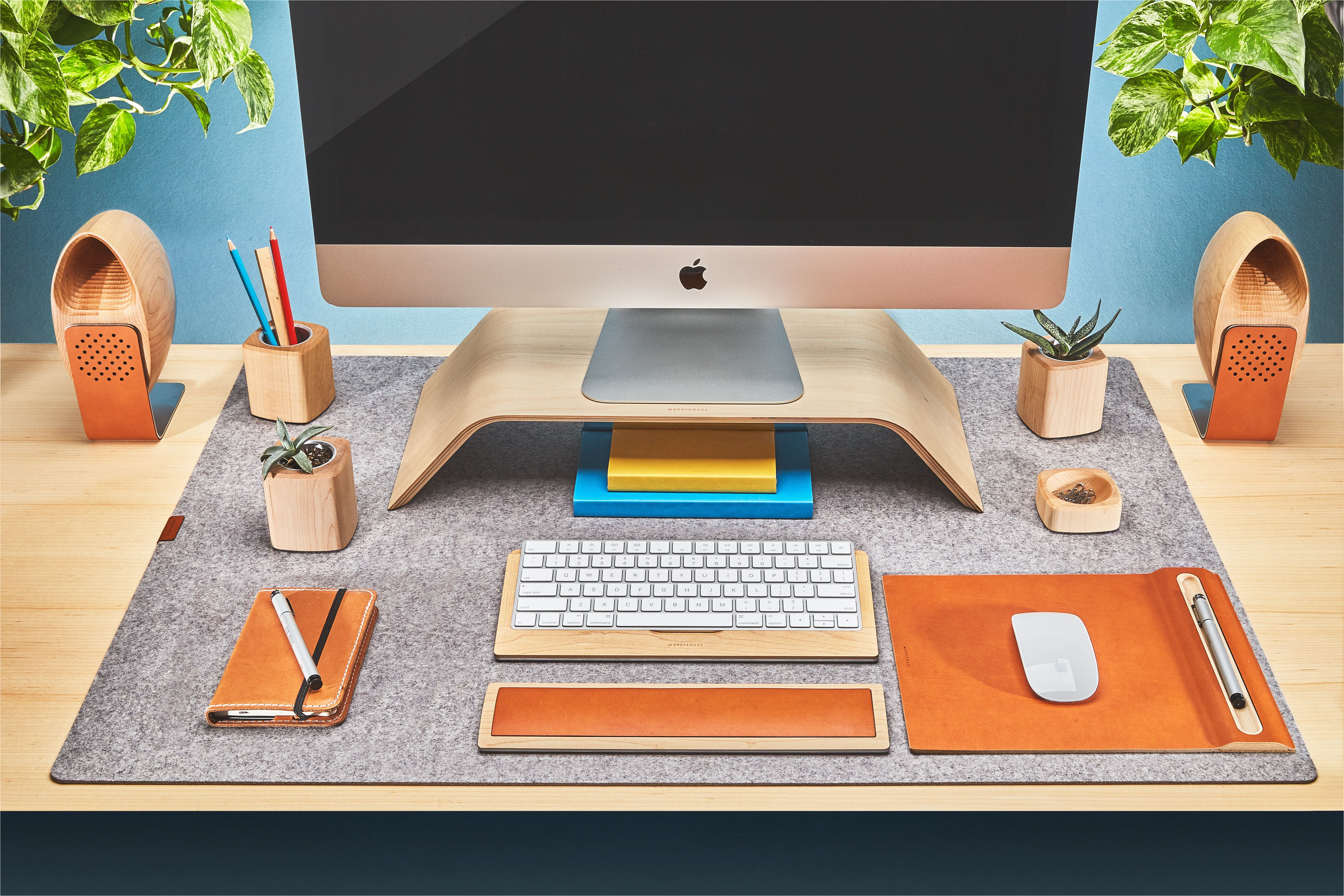 the wool felt desk pad in light grey