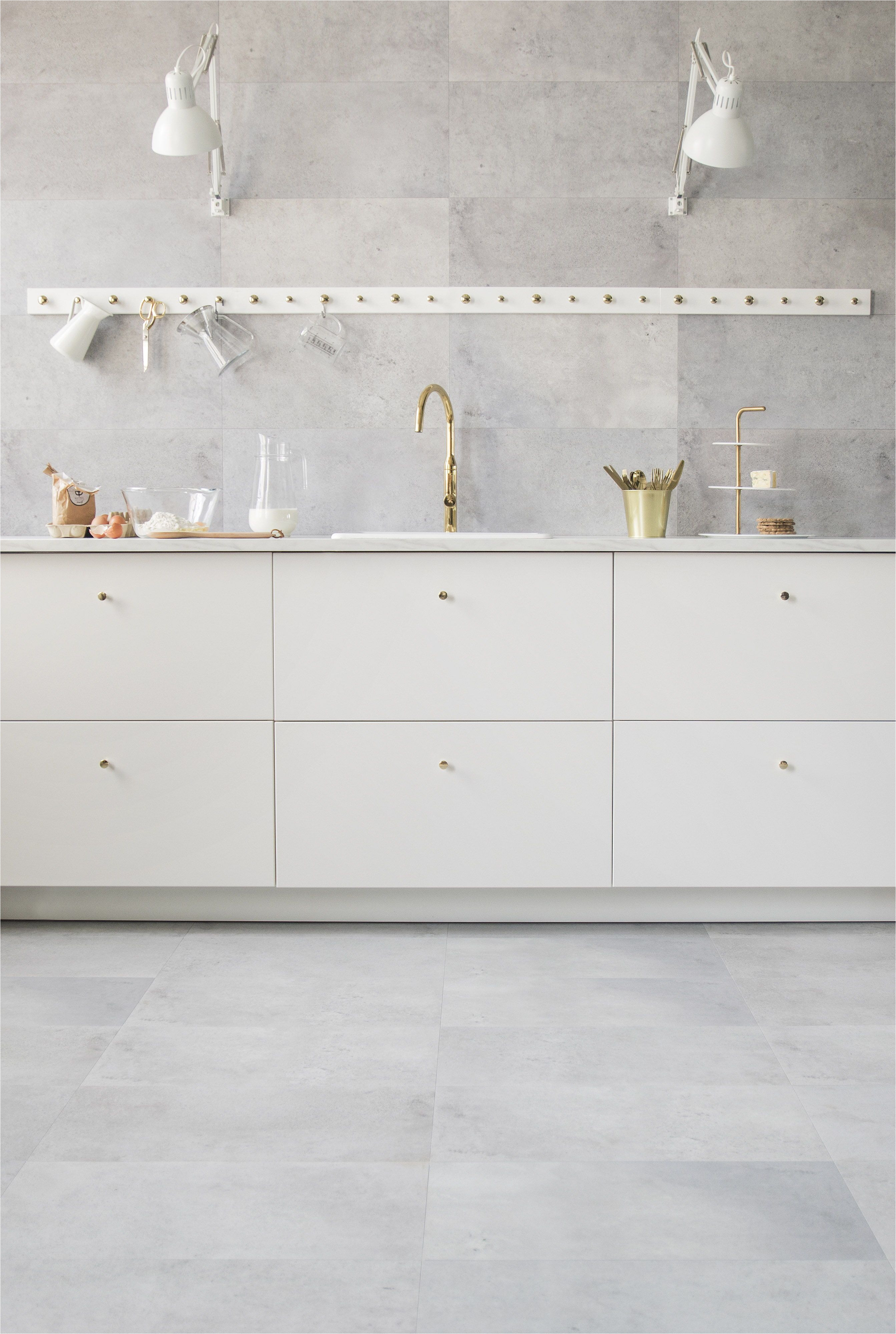 metod keuken ikea ikeanl ikeanederland inspiratie wooninspiratie interieur wooninterieur ha ggeby keuken wit marmerlook tegelvloer tegelwand goud rek lamp