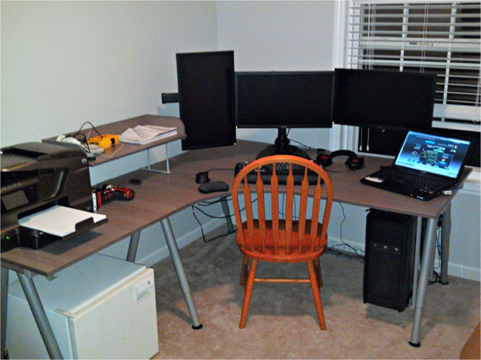 widely used is the ikea galant the go to desk of a gamer i