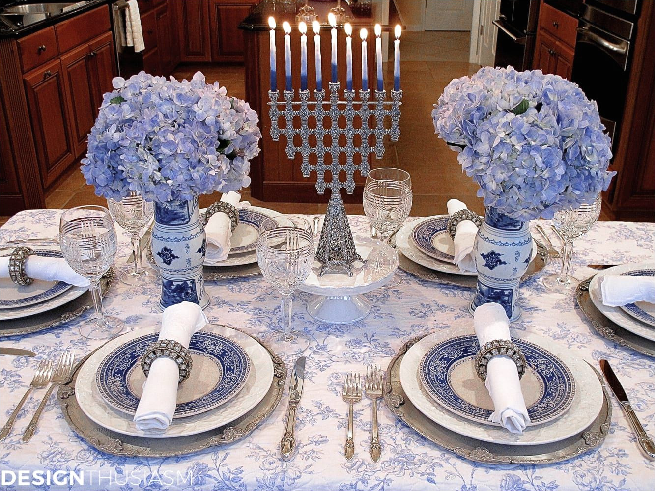french toile in a blue and white holiday table setting designthusiasm com