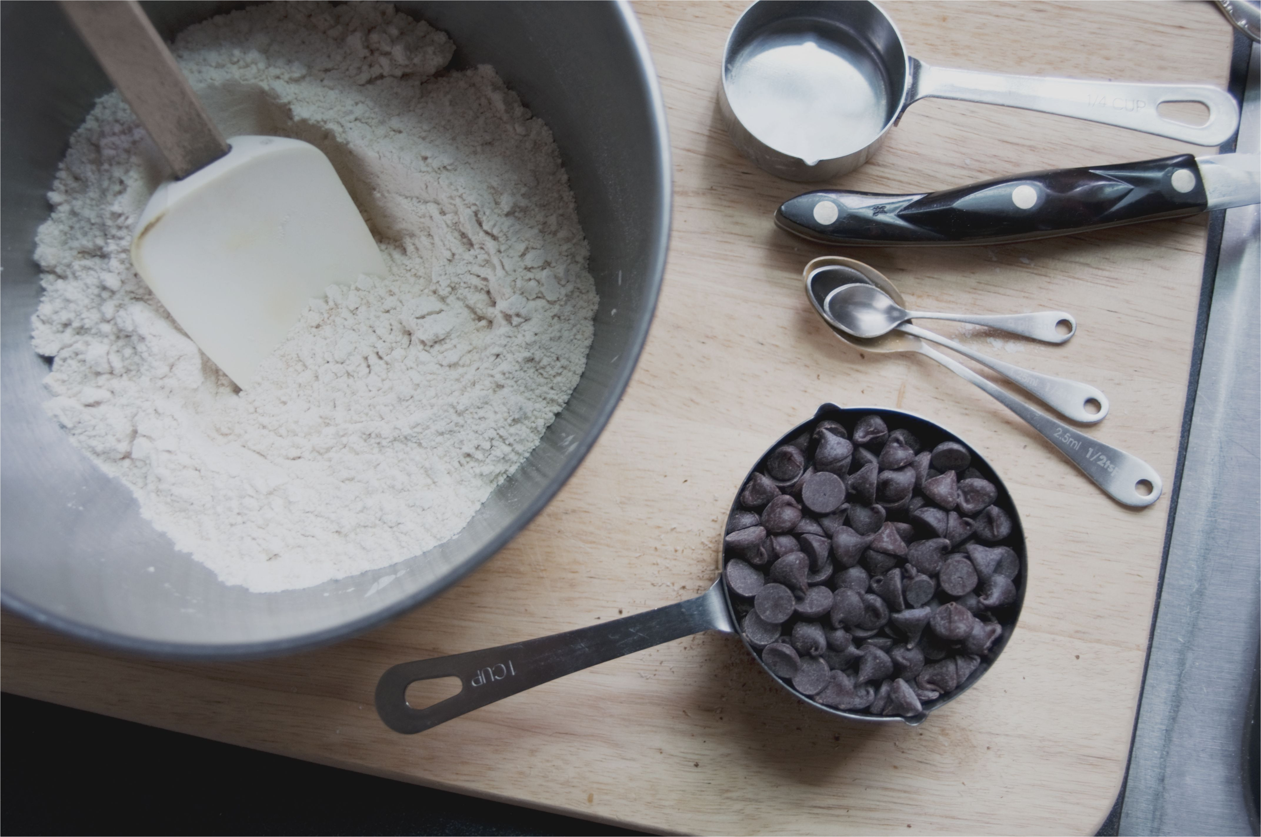 measuring cups and chocolate chips