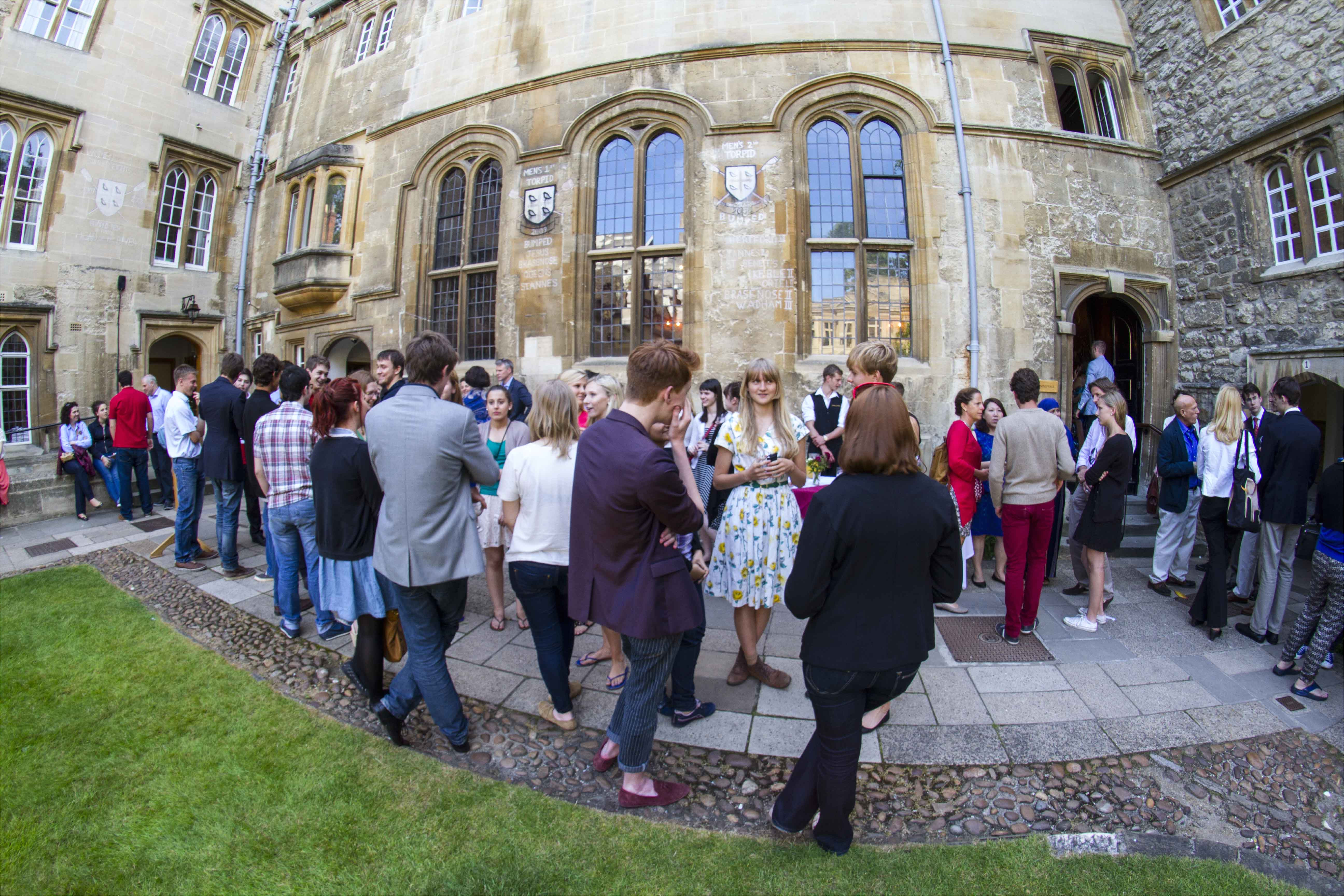 today oxford university is comprised of thirty nine colleges and six permanent private halls founded between 1249 and 1996 whose architectural grandeur