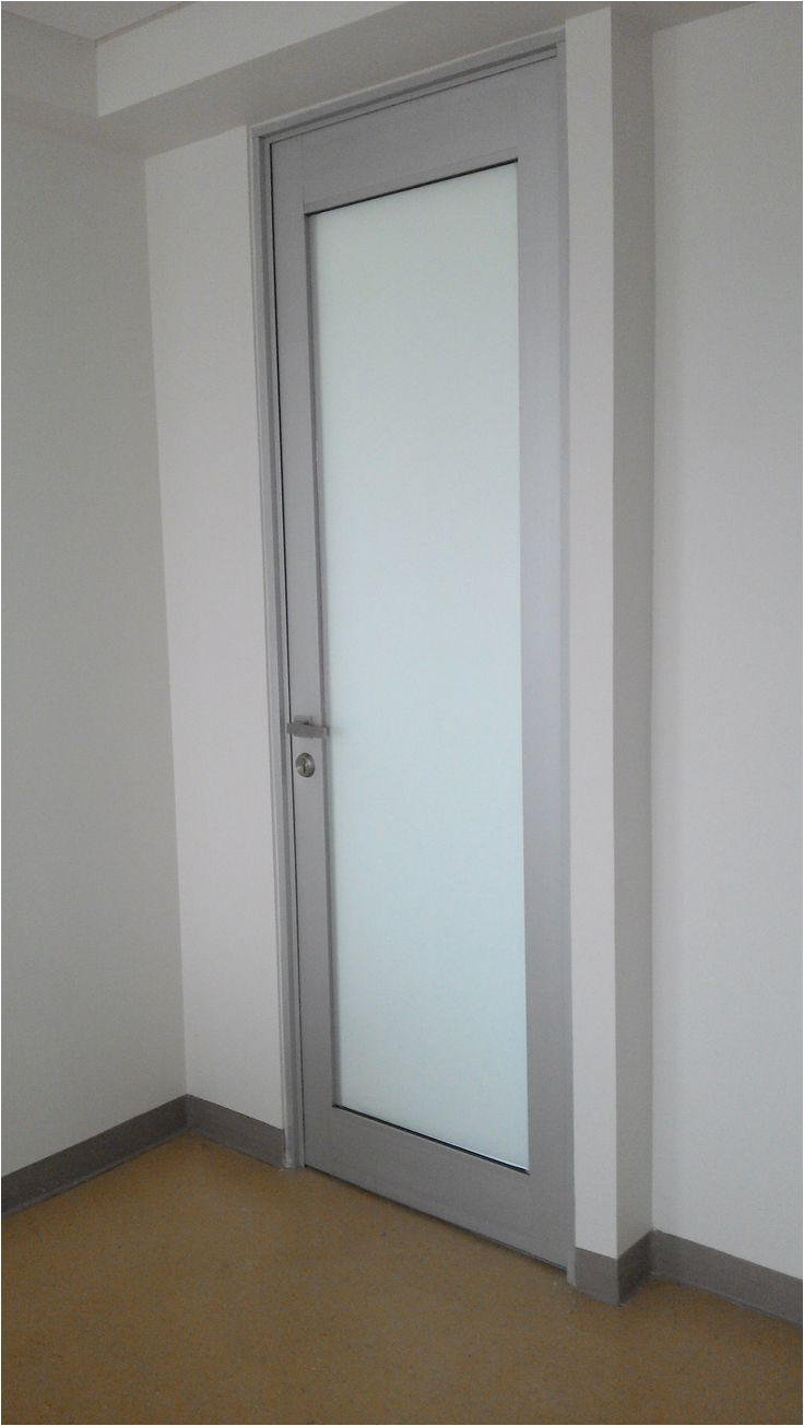 puerta abatible con perfiles altos chapa de seguridad y manijas de acero inoxidable aluminio