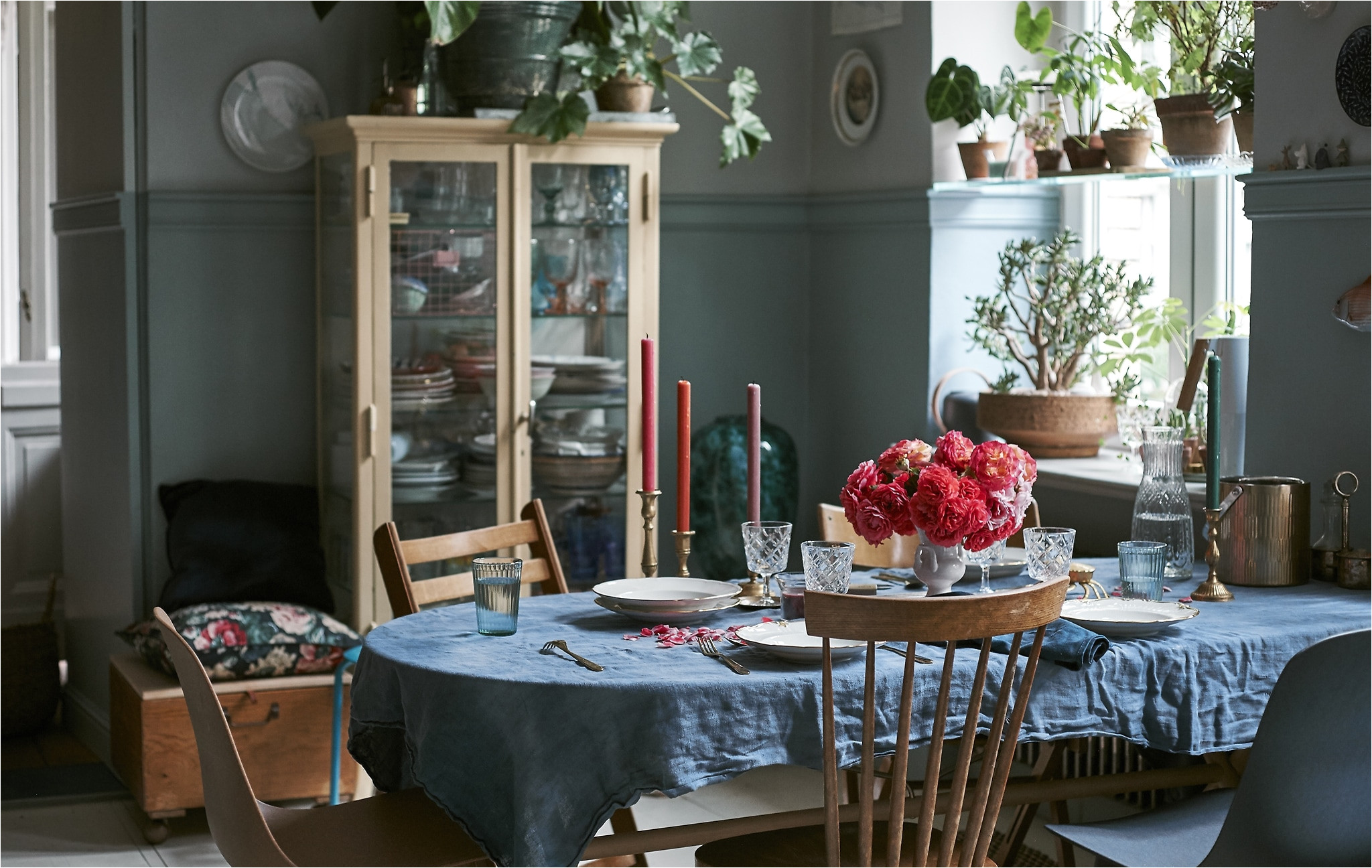 create a colourful floral table setting for a vintage inspired dining room