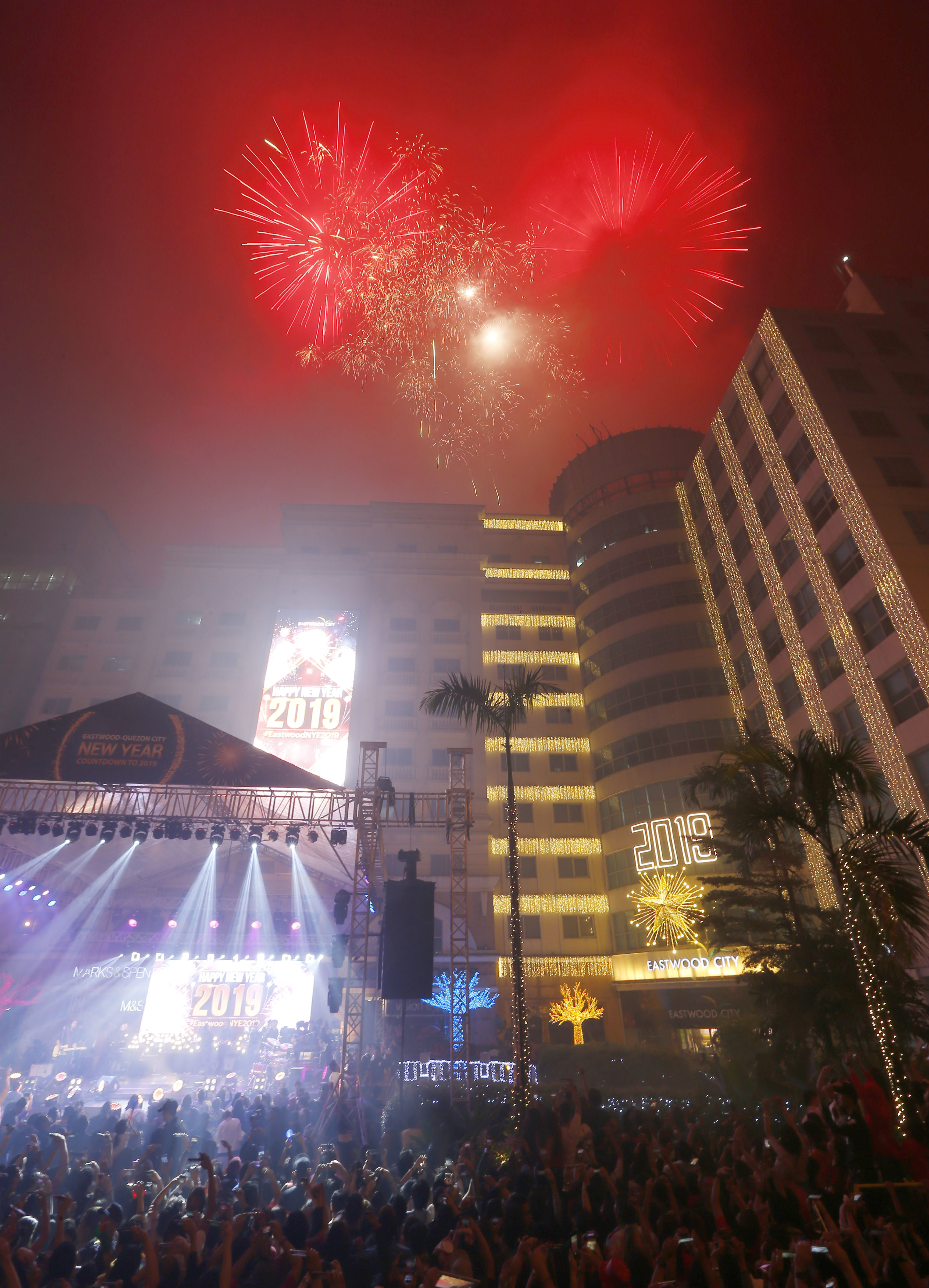 video watch new year s eve fireworks to celebrate 2019 around the world