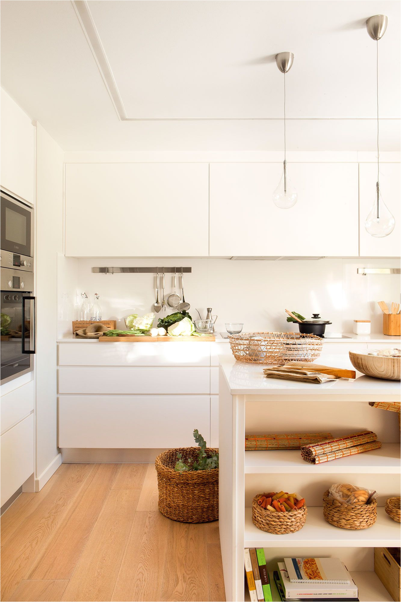 pera suelos para cocinas blancas con motivo de suntuoso cocina en blanco con isla central y suelo de madera concepto para suelos para cocinas blancas jpg