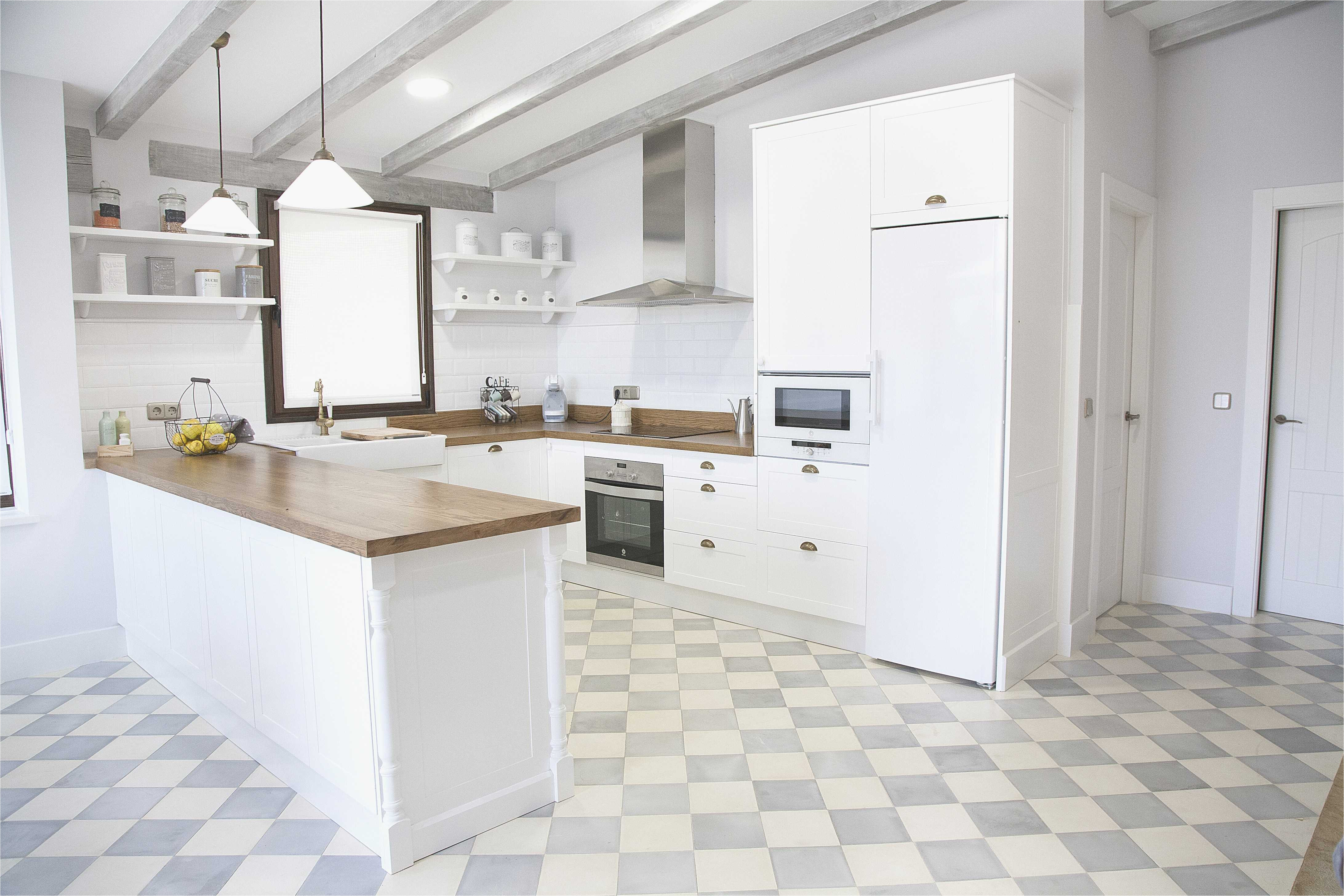 suelos para cocinas blancas hacia enorme cocina blanca y encimera madera perfect clic para ver en detalle proyecto para suelos para cocinas blancas jpg