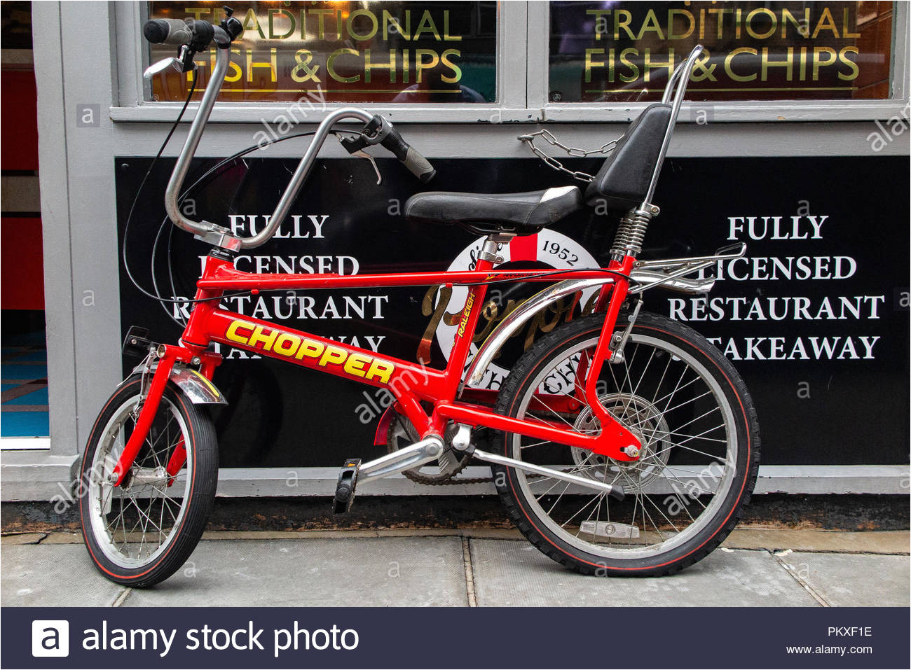 eine makellose raleigh chopper aua erhalb einer fisch und chip shop in londons soho geparkt stockbild