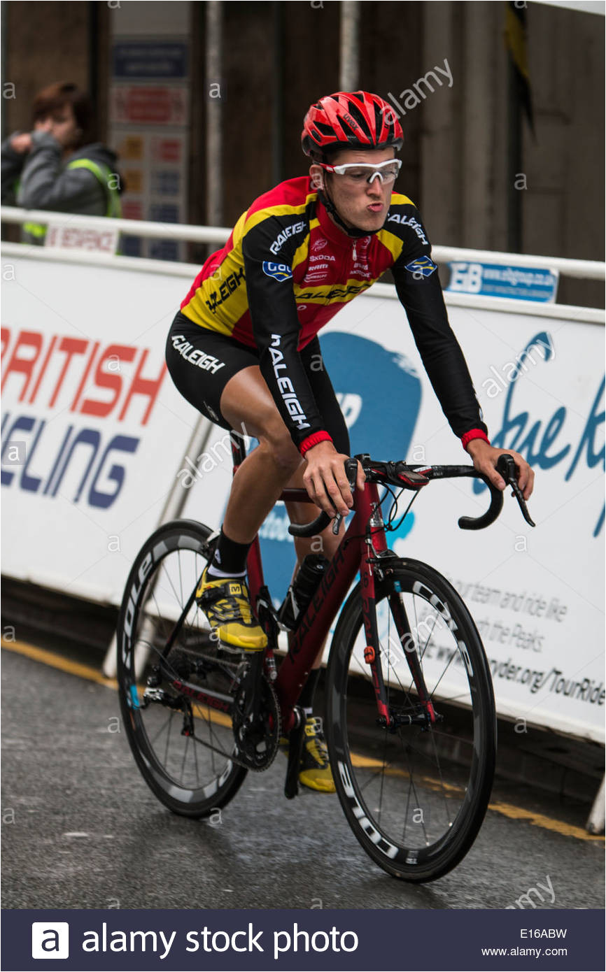 ein fahrer vom team raleigh warmt vor der pearl izumi tour serie runde 4 in aberystwyth