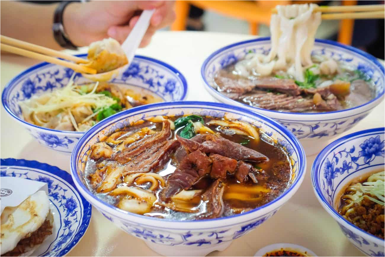 meet shi xiang ge an unassuming stall specialising in shanxi cuisine run by former crystal jade la mian director mr liu yi jun at the kopitiam above