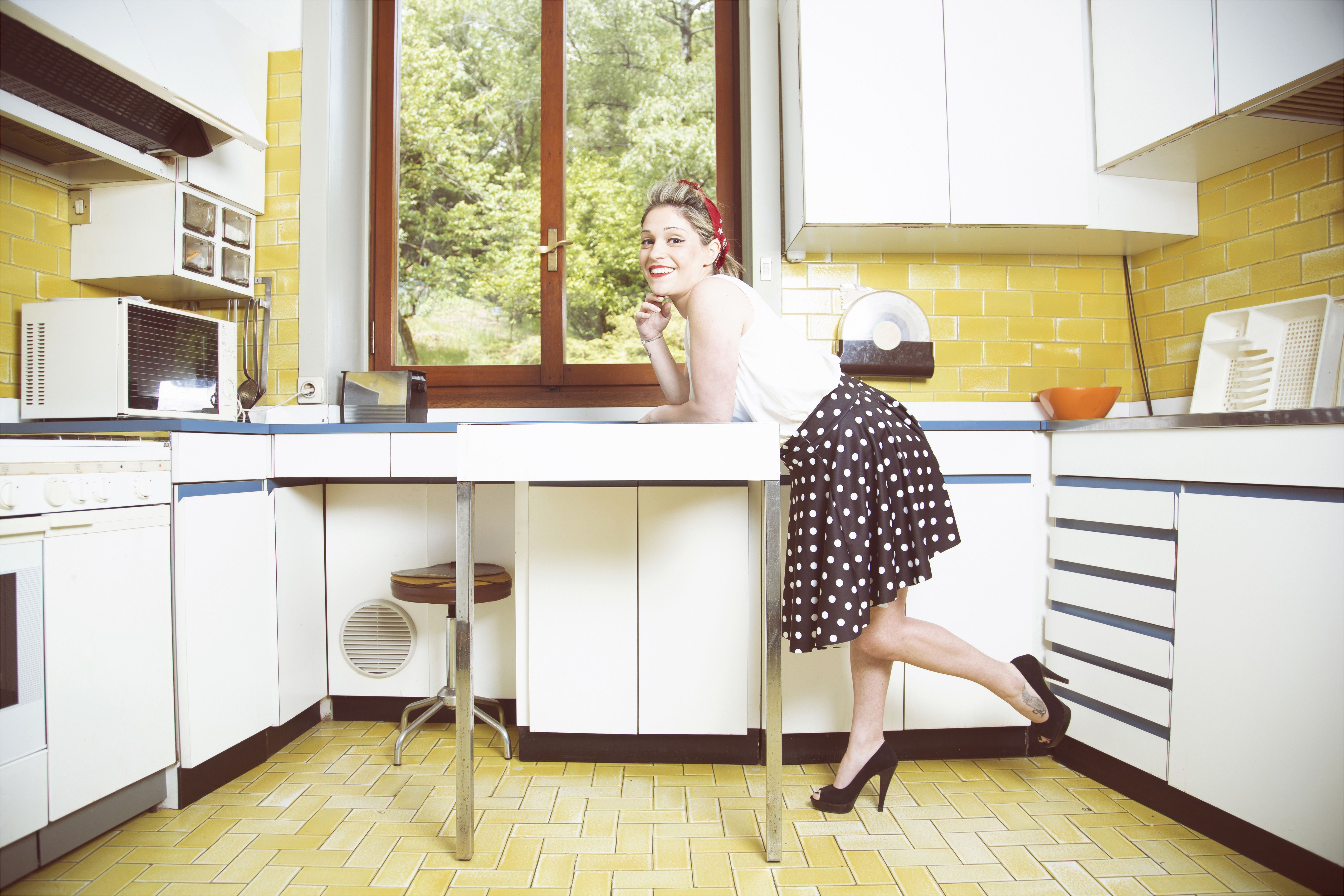 portrait of young woman in vintage clothes in vintage kitchen 507828505 5b1af2dd8023b9003678349e jpg