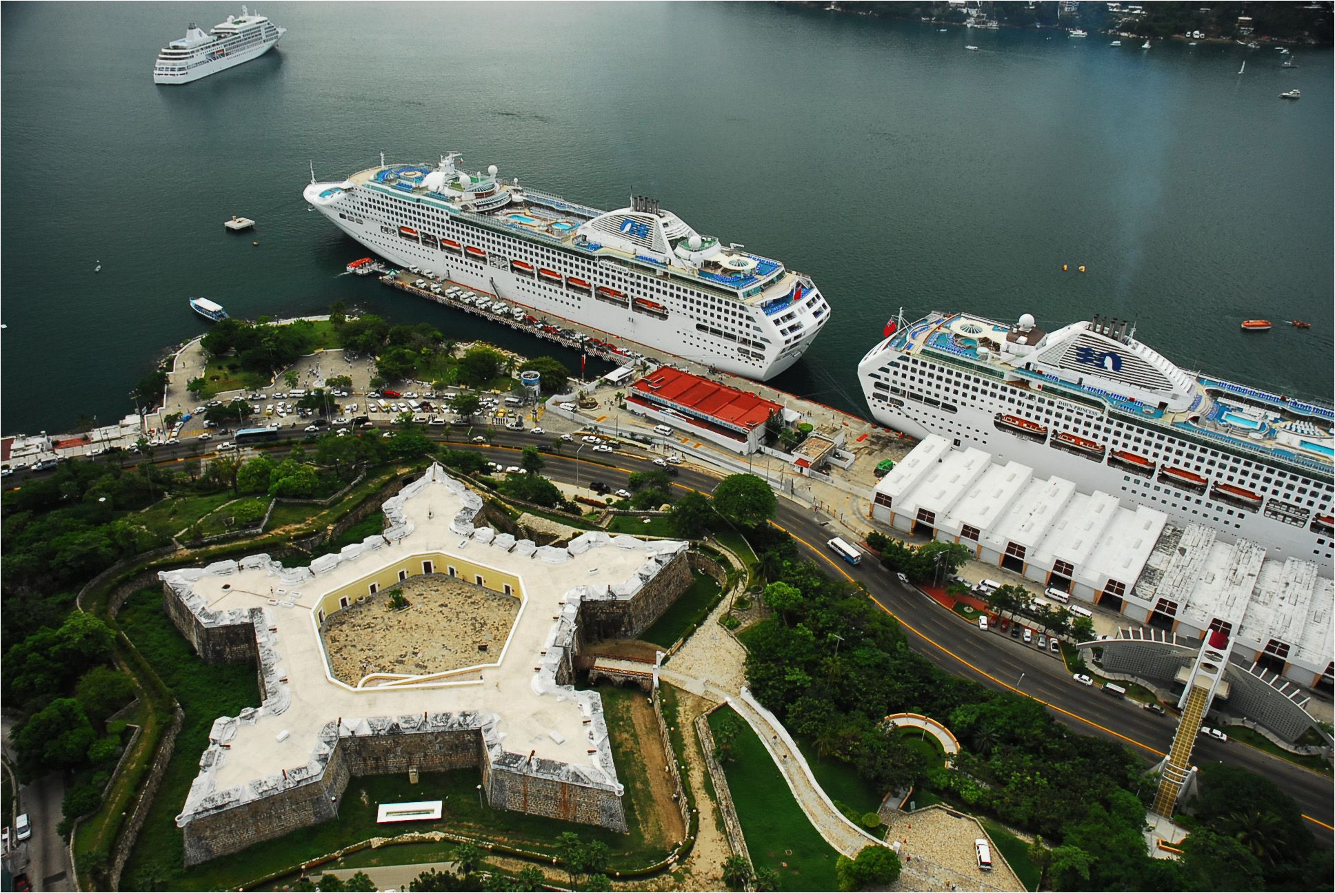 fuerte de san diego cruceros frente al fuerte de san diego cruise ships in front of san diego fort