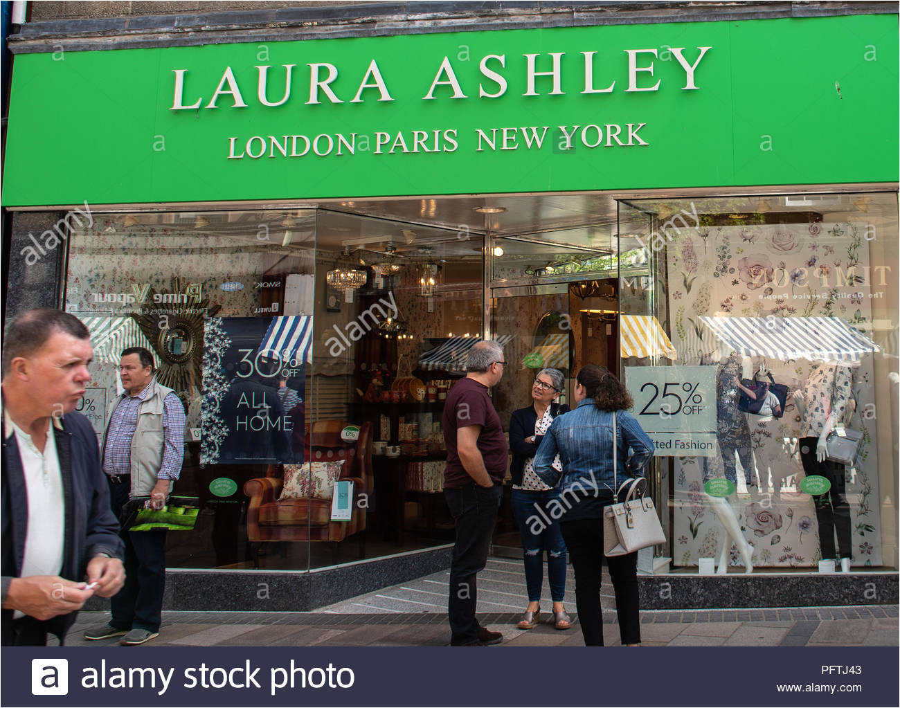 stirling groa britannien 11 august 2018 laura ashley store im hafen straa e stockbild