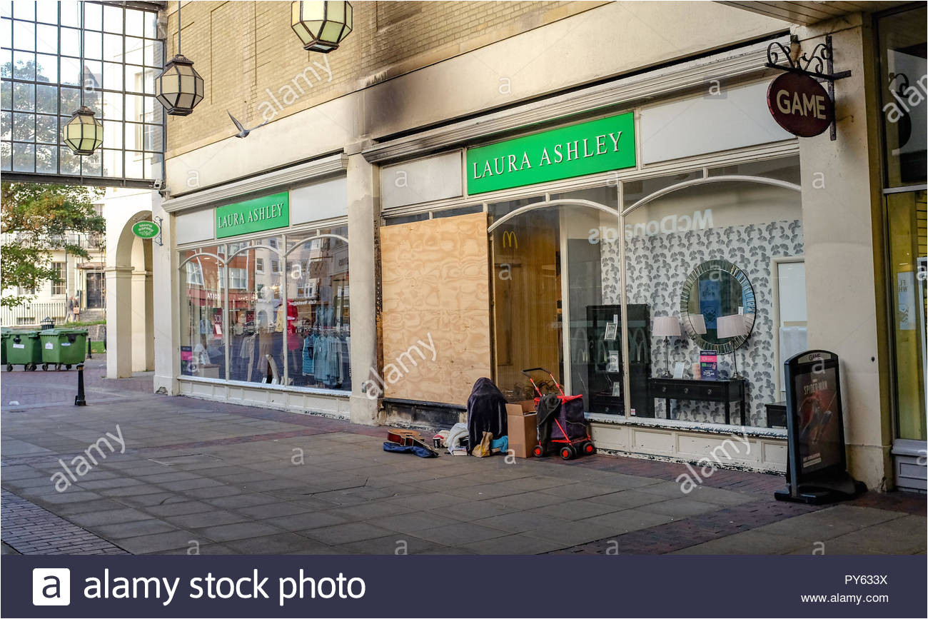 worthing west sussex views einzelhandel laura ashley fashion store mit verbrettert fenster und obdachlosen
