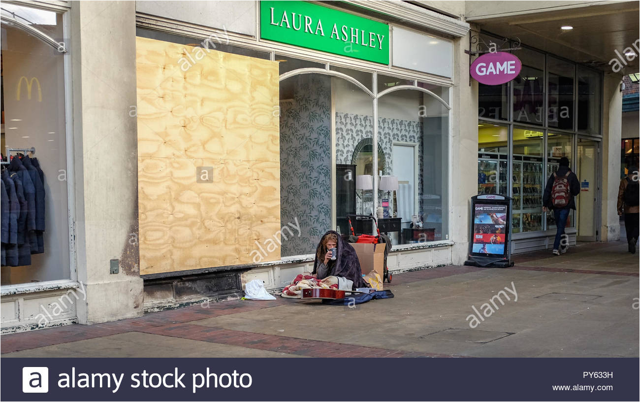 worthing west sussex views einzelhandel laura ashley fashion store mit verbrettert fenster und obdachlosen