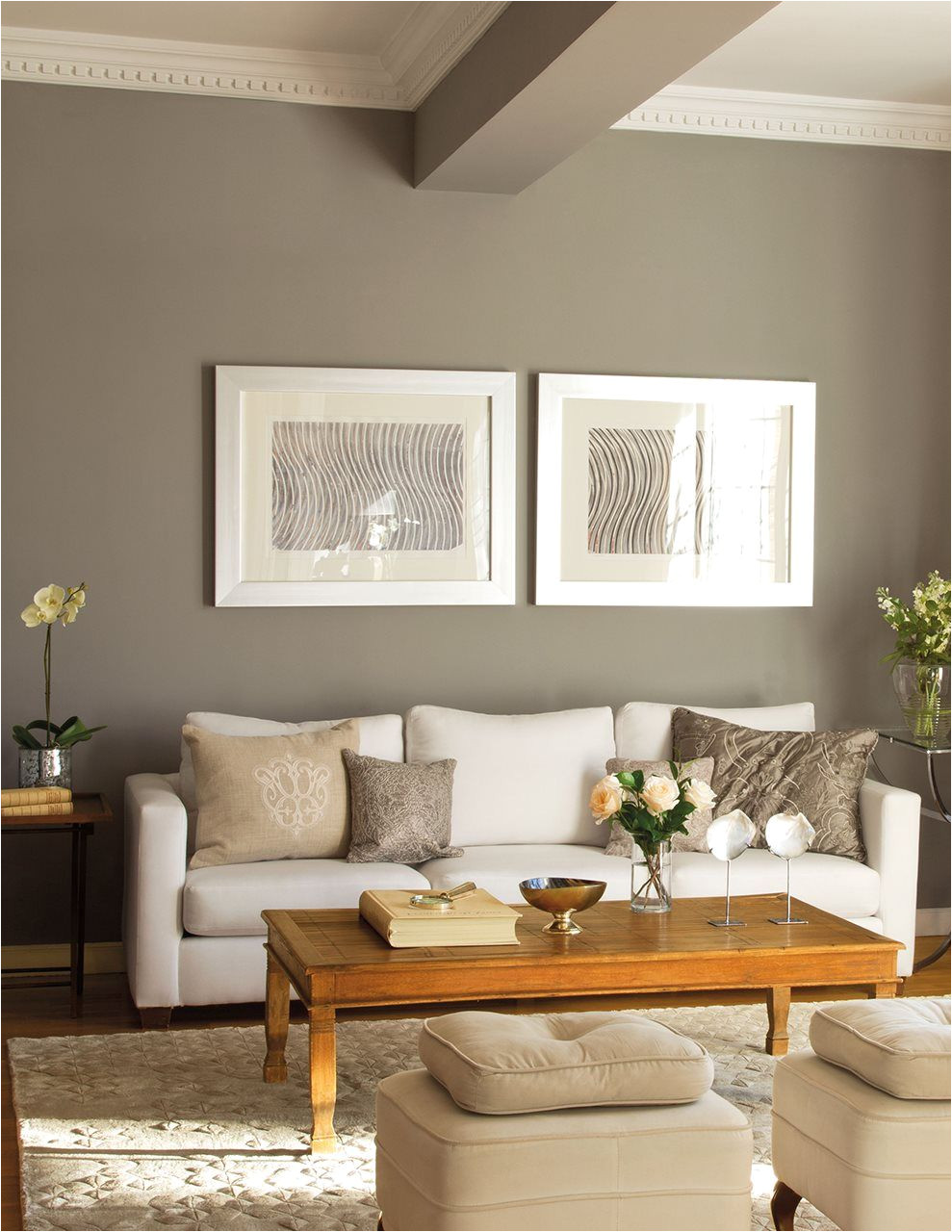 sala n con moldura en el techo pared gris y dos cuadros sobre el sofa dos obras en serie