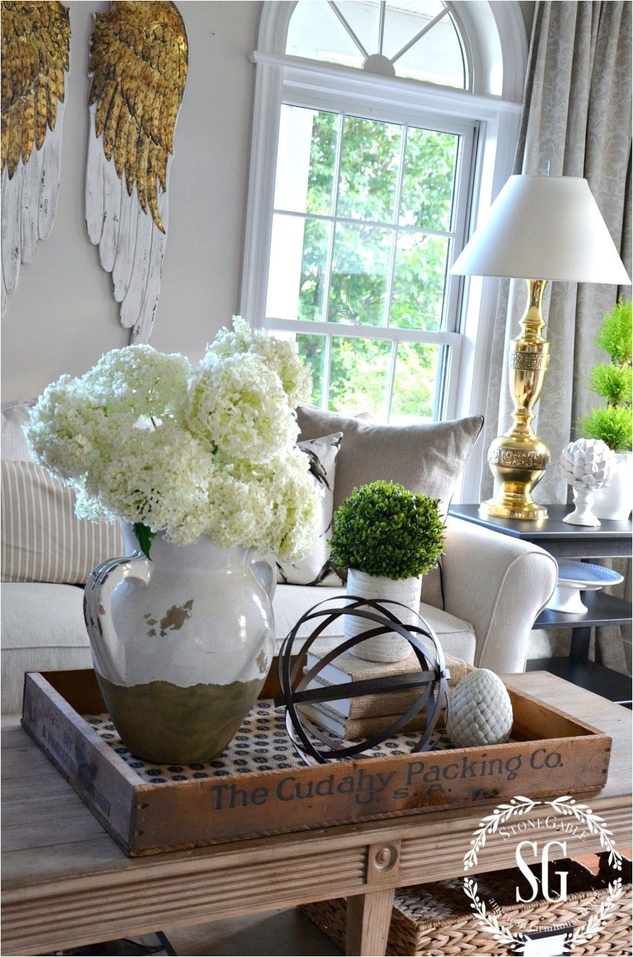 i love the idea of putting the coffee table decor on a wooden tray looks decoracia n de bandejadecoraciones rosadasdecoracion countrymesa