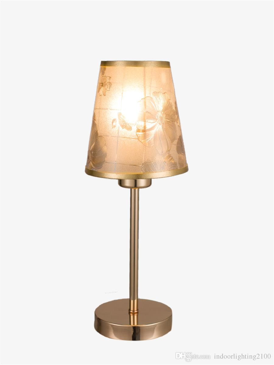 venta al por mayor moda europa flor de oro pantalla led lamparas de mesa base de