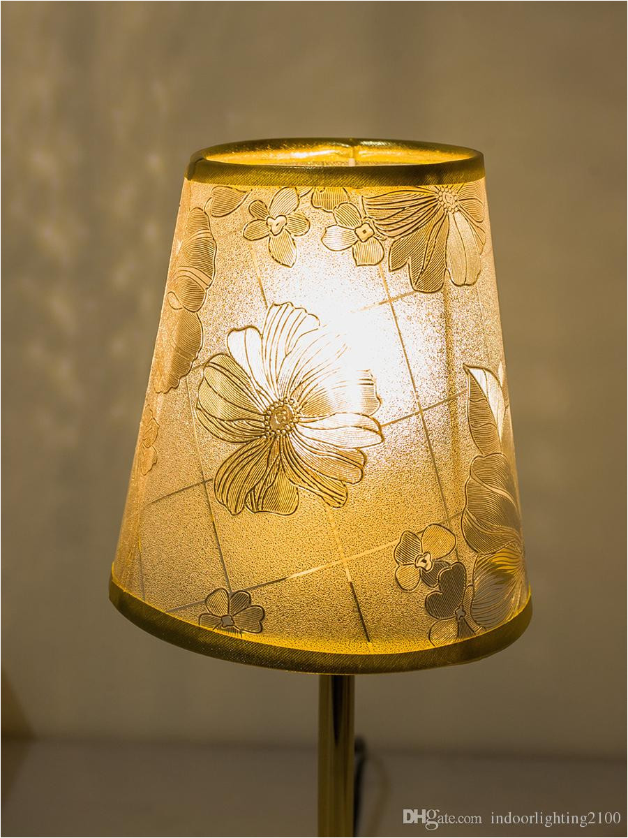 venta al por mayor moda europa flor de oro pantalla led lamparas de mesa base de