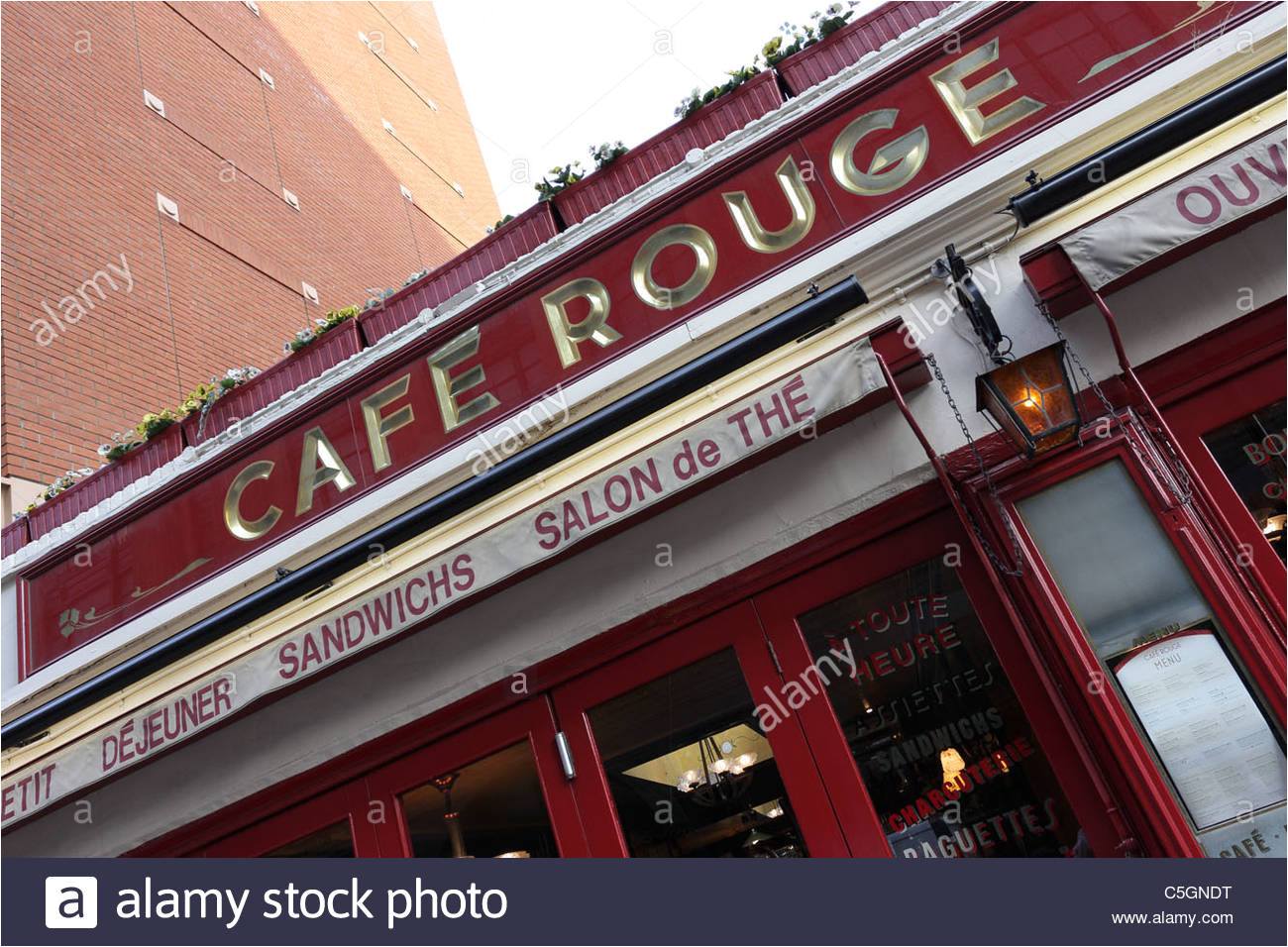 cafe rouge beliebtes restaurant und cafe gegenuber kaufhaus harrods in knightsbridge basil street gelegen