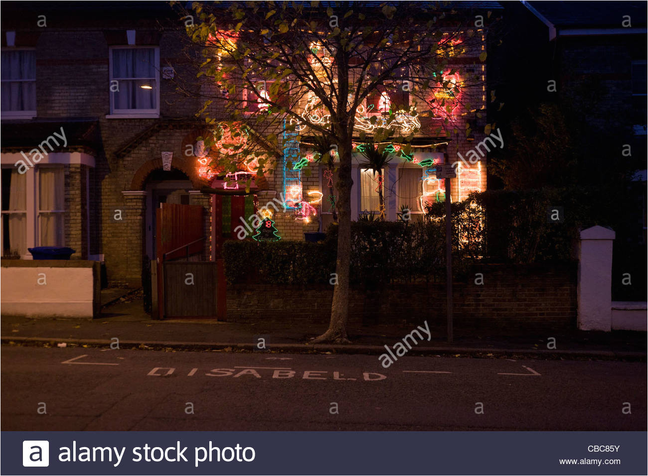 ein wohnhaus ist mit einer masse von verschwenderisch weihnachtsbeleuchtung die einzige in dieser sudlichen stockbild