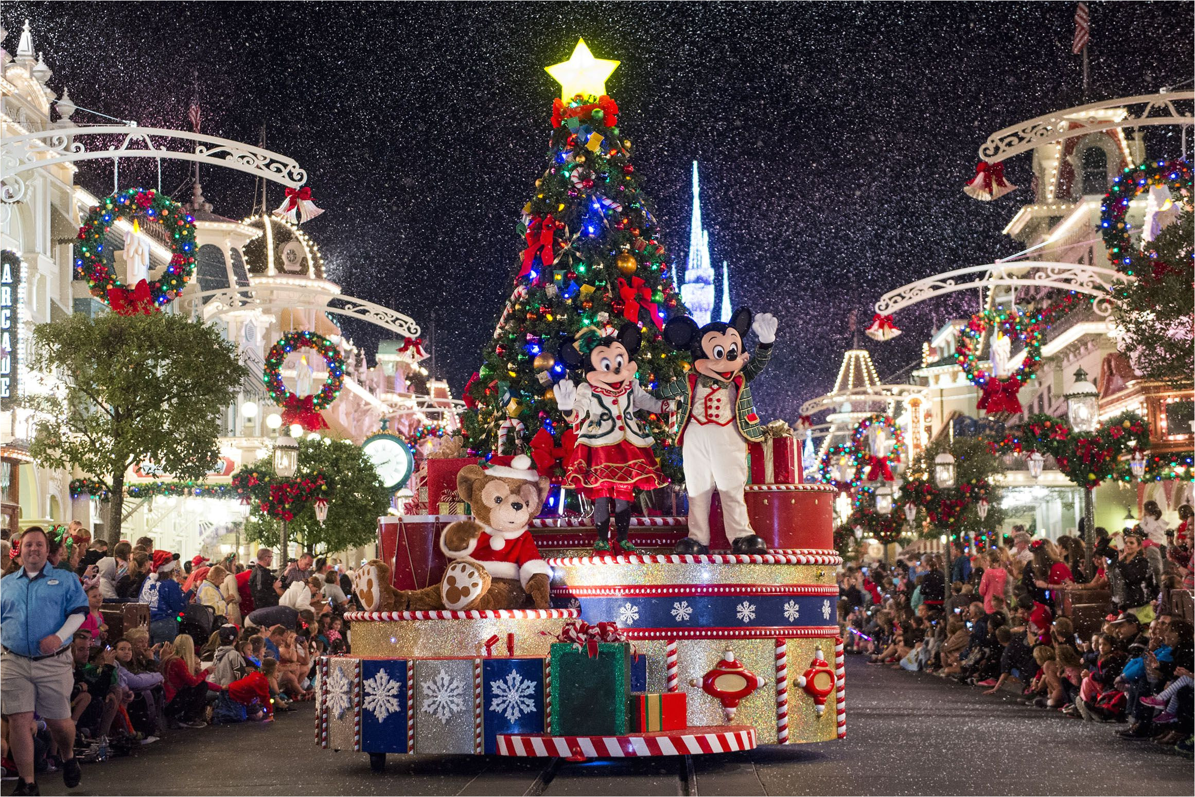 wdw mk mickeyschristmasparade 571289b83df78c3fa2d4dec9 jpg