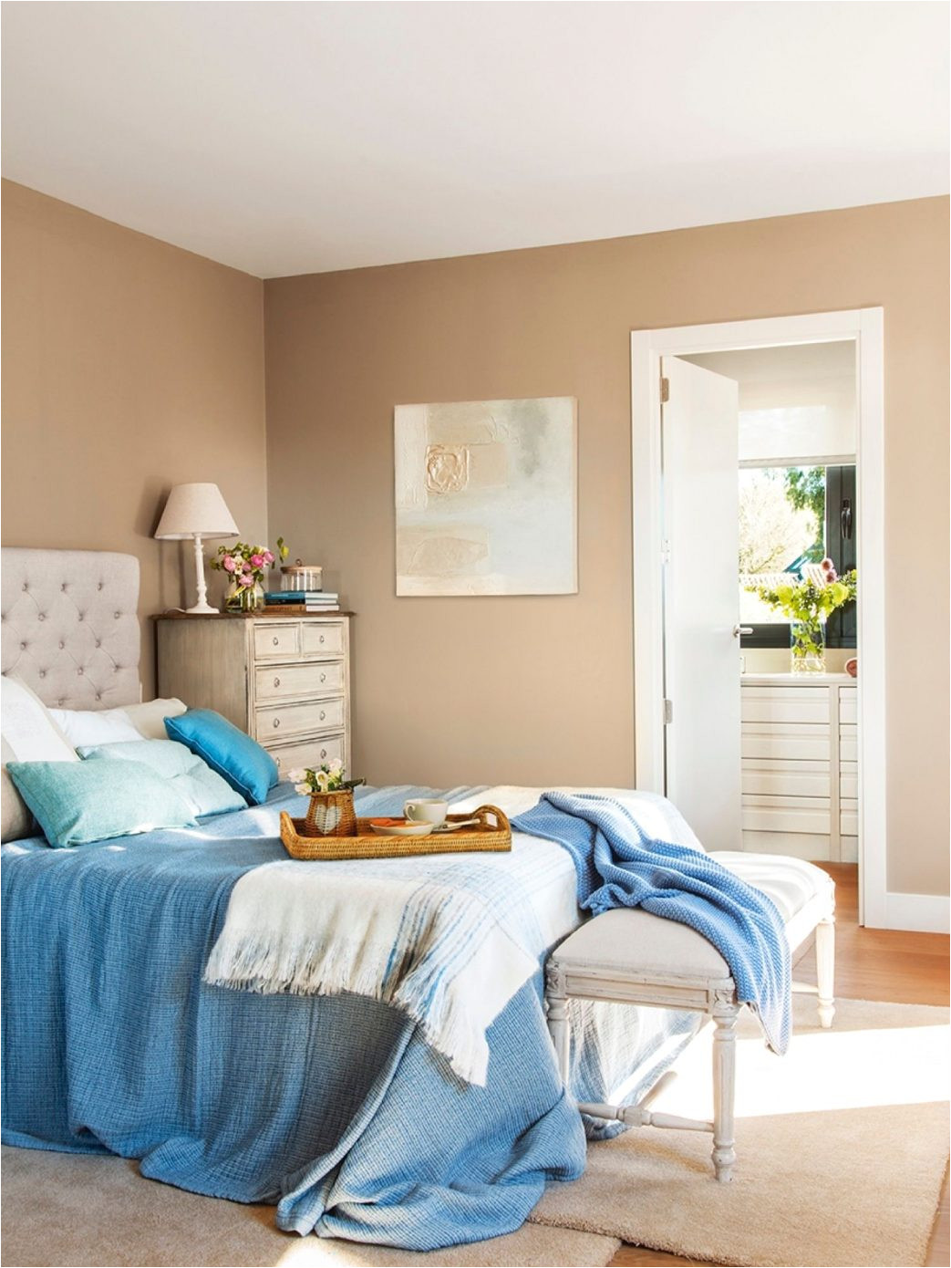 cool dormitorio principal pintado en color arena pintar la casa colores para un cuarto bano pequeno decorar with como decorar un cuarto de bao