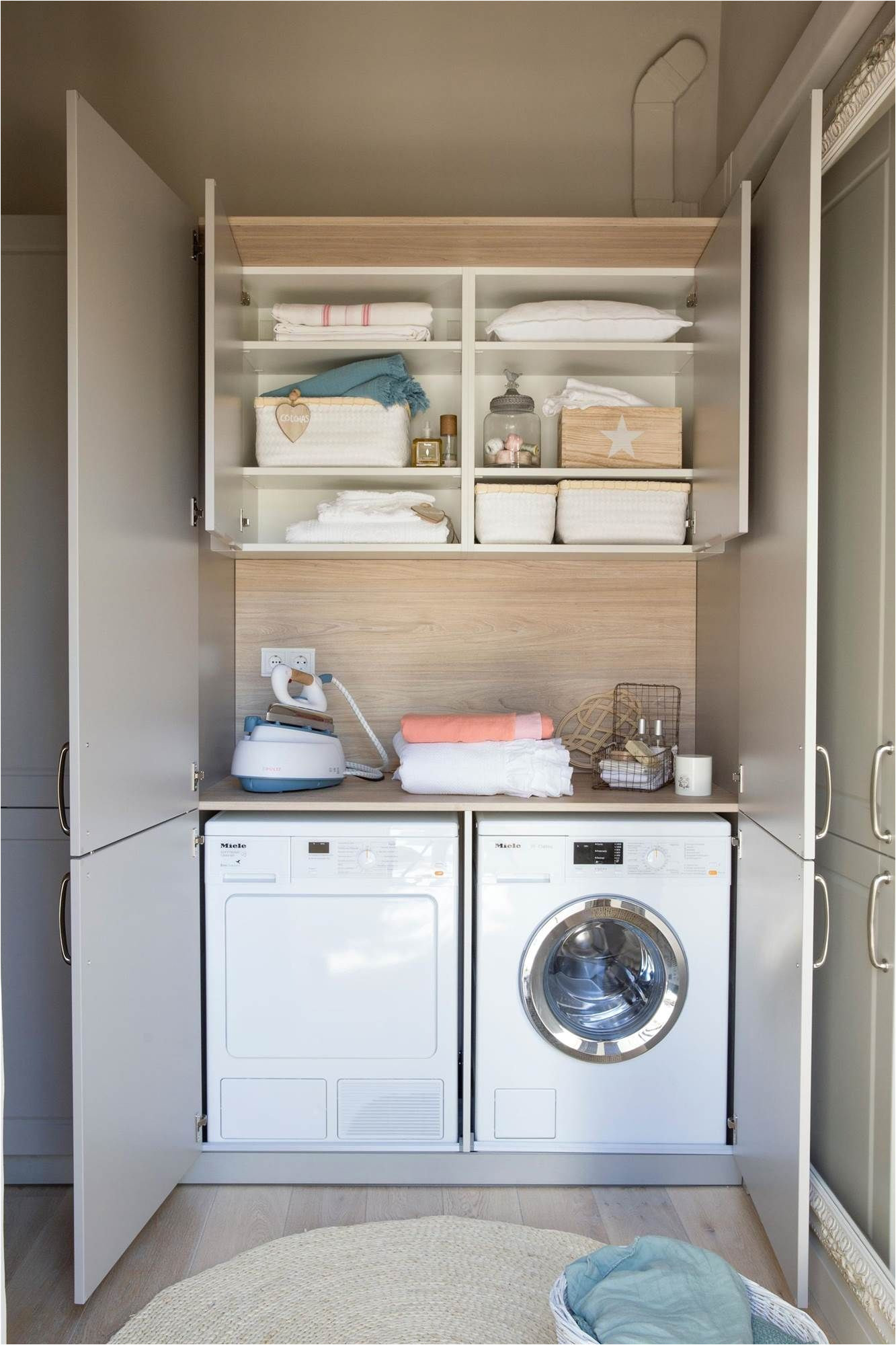 armario que oculta lavadora secadora y plancha dos armarios con modelos de cocinas americanas e ideas