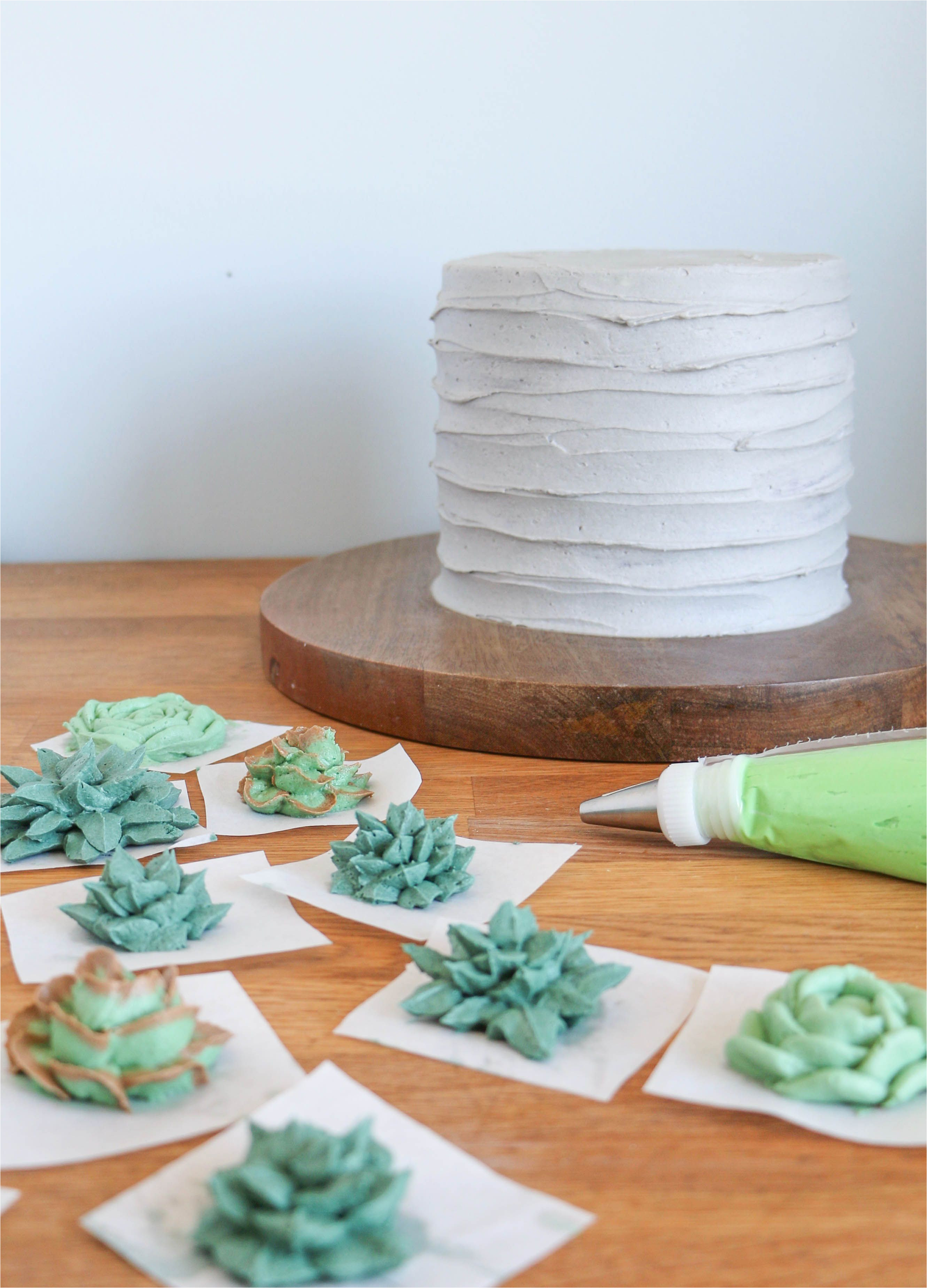 we seriously can t stop swooning over erin gardner s buttercream succulent cake get her step by step tutorial for five succulent varieties here