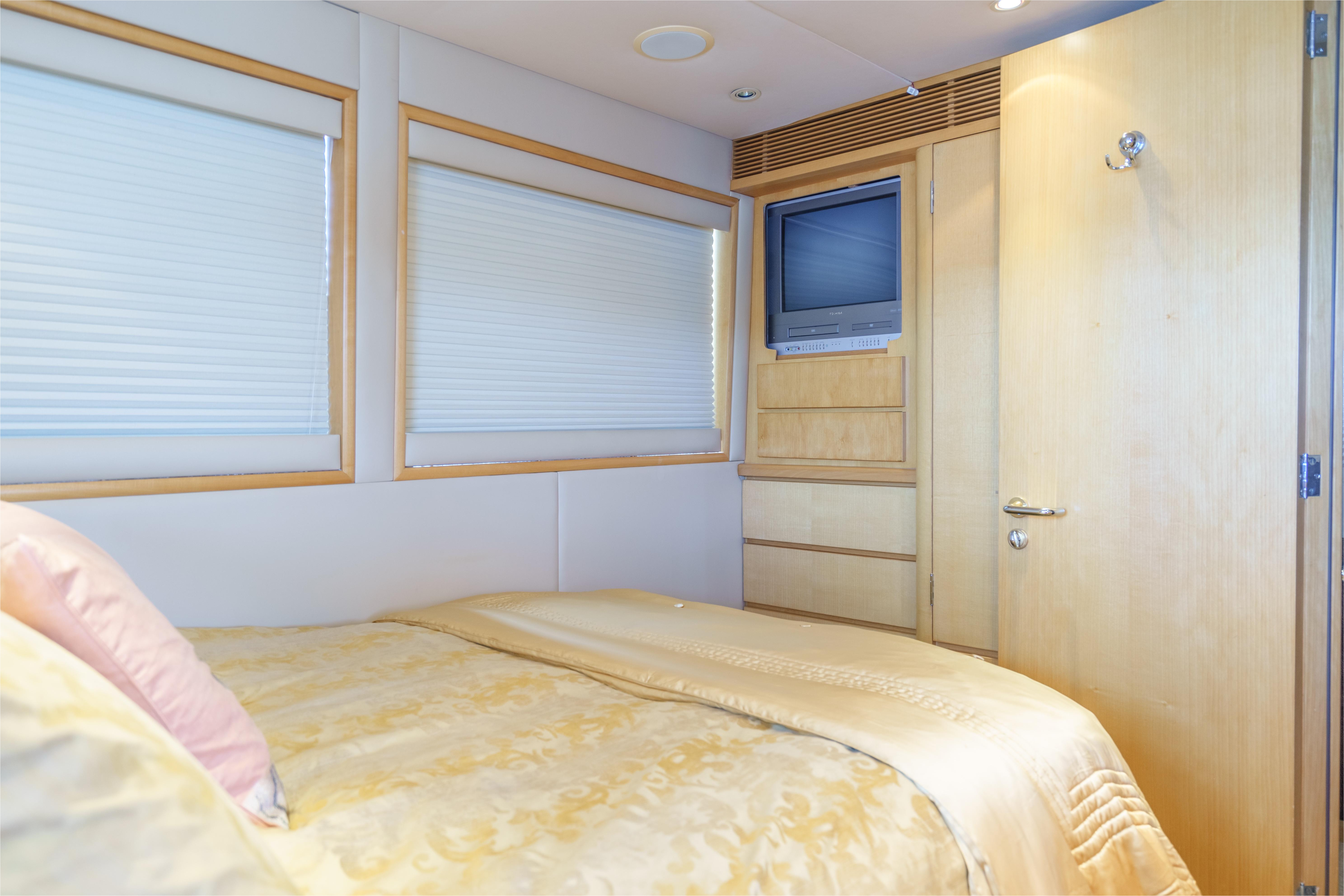 120 feadship wheelhouse cabin 2