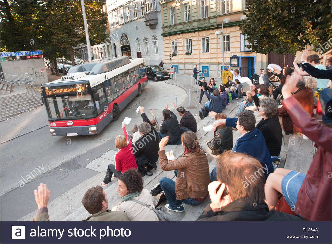 wien flashmob buswinken auf der revue tribune beim esterhazypark stockbild