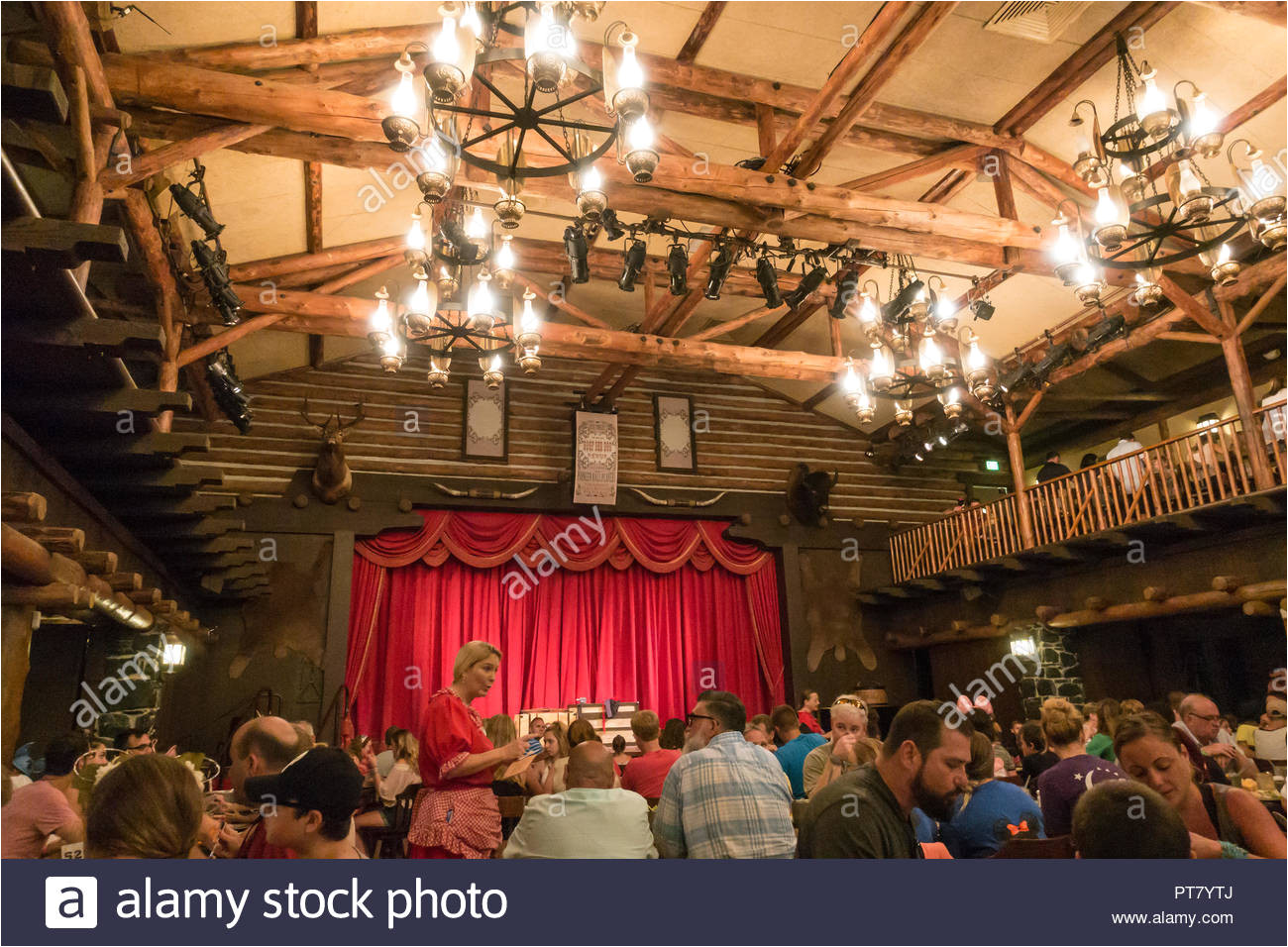 innenraum der pioneer halle am fort wilderness resort der heimat der hoope dee doo revue