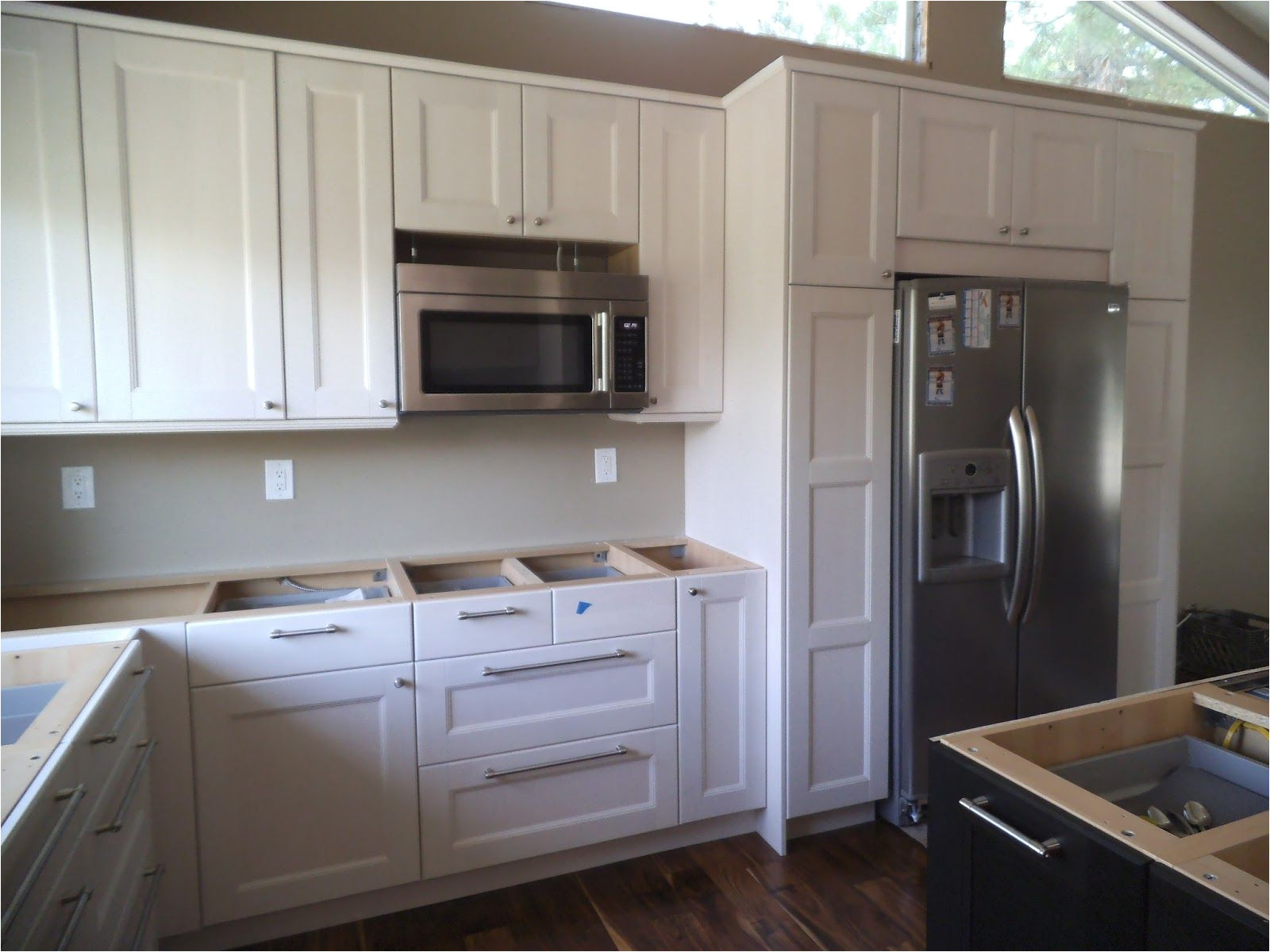 ikea ramsjo white cabinets but don t install microwave over stove difficult to cook on back burners have a nicer focal point