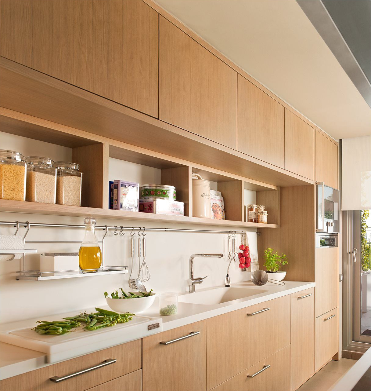 cocina con muebles hasta el techo de madera y una zona de baldas